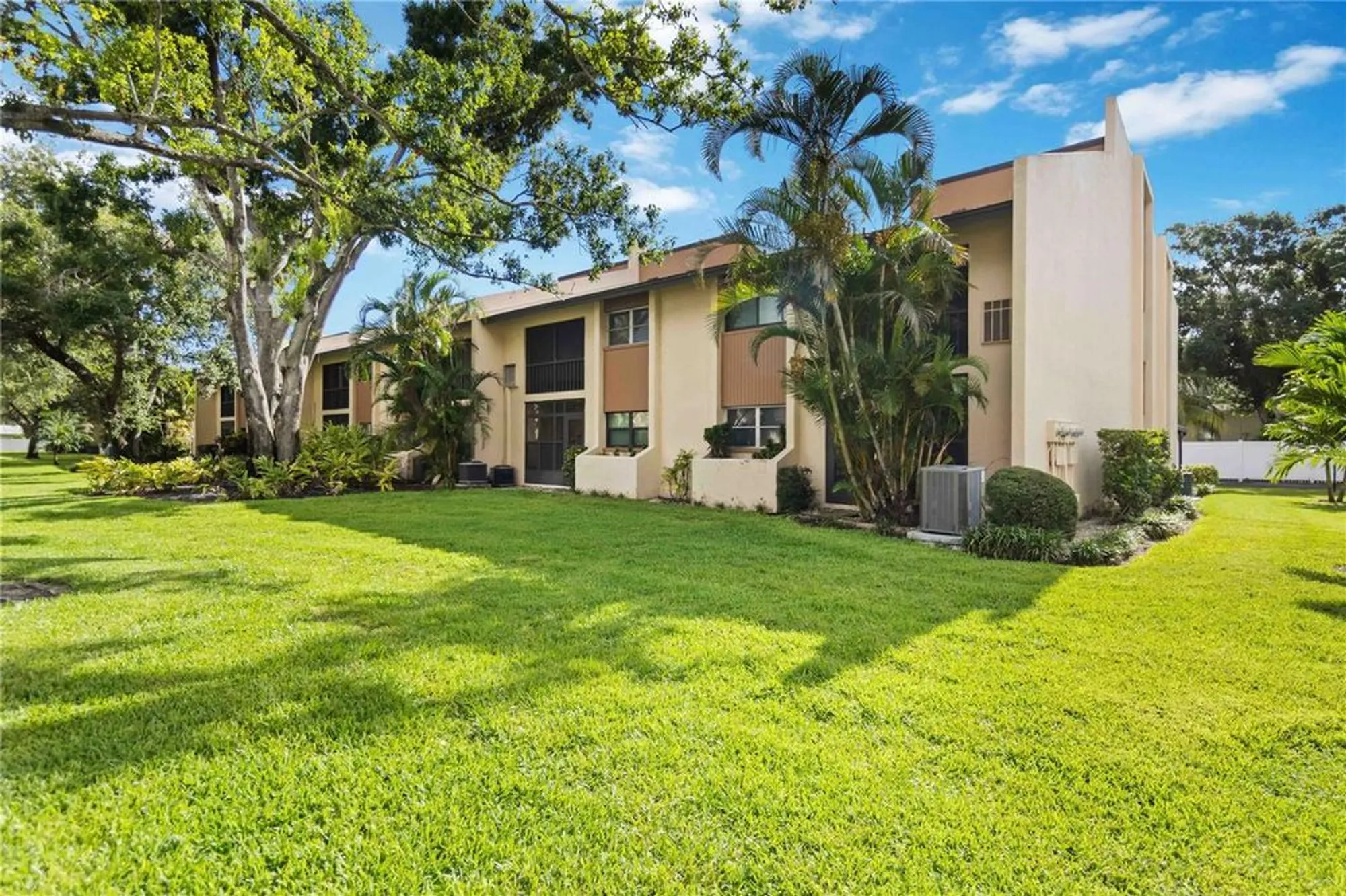 Property Slideshow image 1 of 33 | 2522 clubhouse dr unit 204, Sarasota, FL, 34232