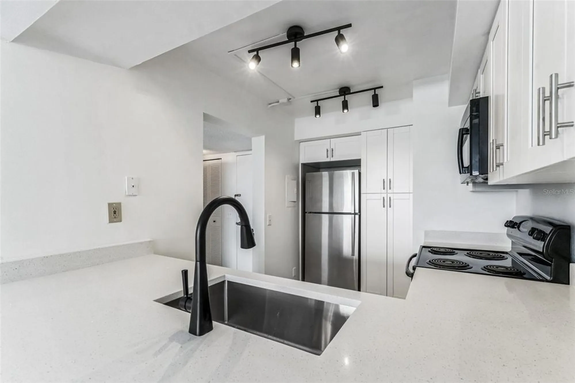 Property Slideshow image 7 of 37 | 6219 palma del mar blvd s apt 301, Saint Petersburg, FL, 33715