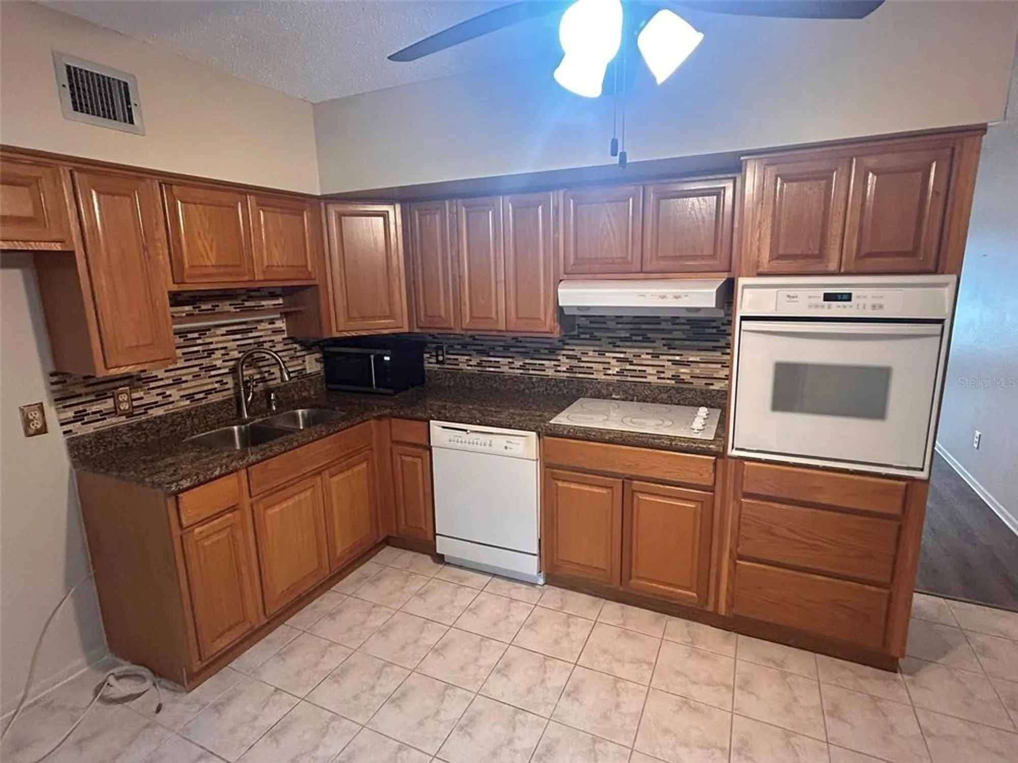 Property Slideshow image 12 of 55 | 2402 ecuadorian way apt 18, Clearwater, FL, 33763