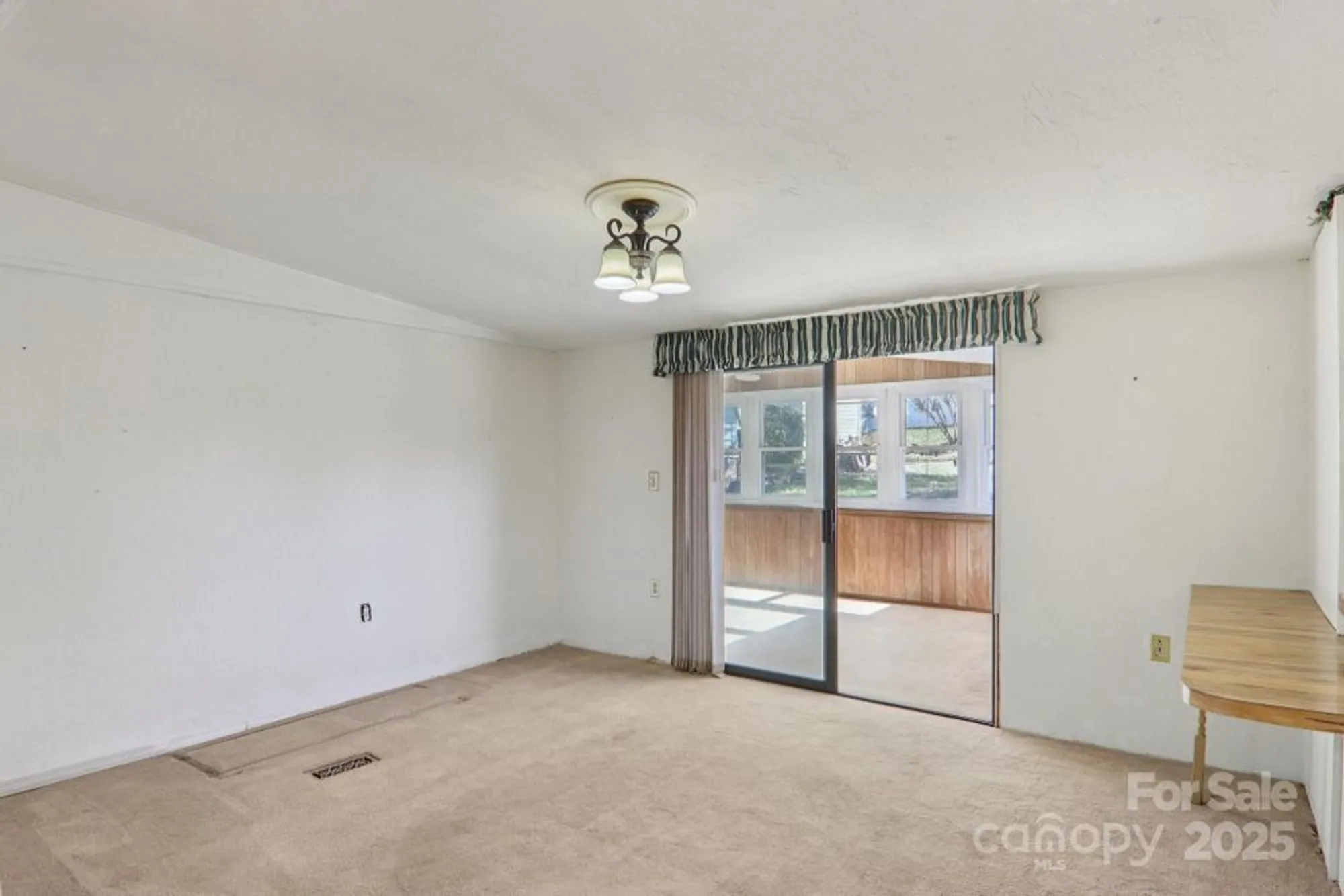 Property Slideshow image 11 of 44 | 201 cranbrook cir, Hendersonville, NC, 28792