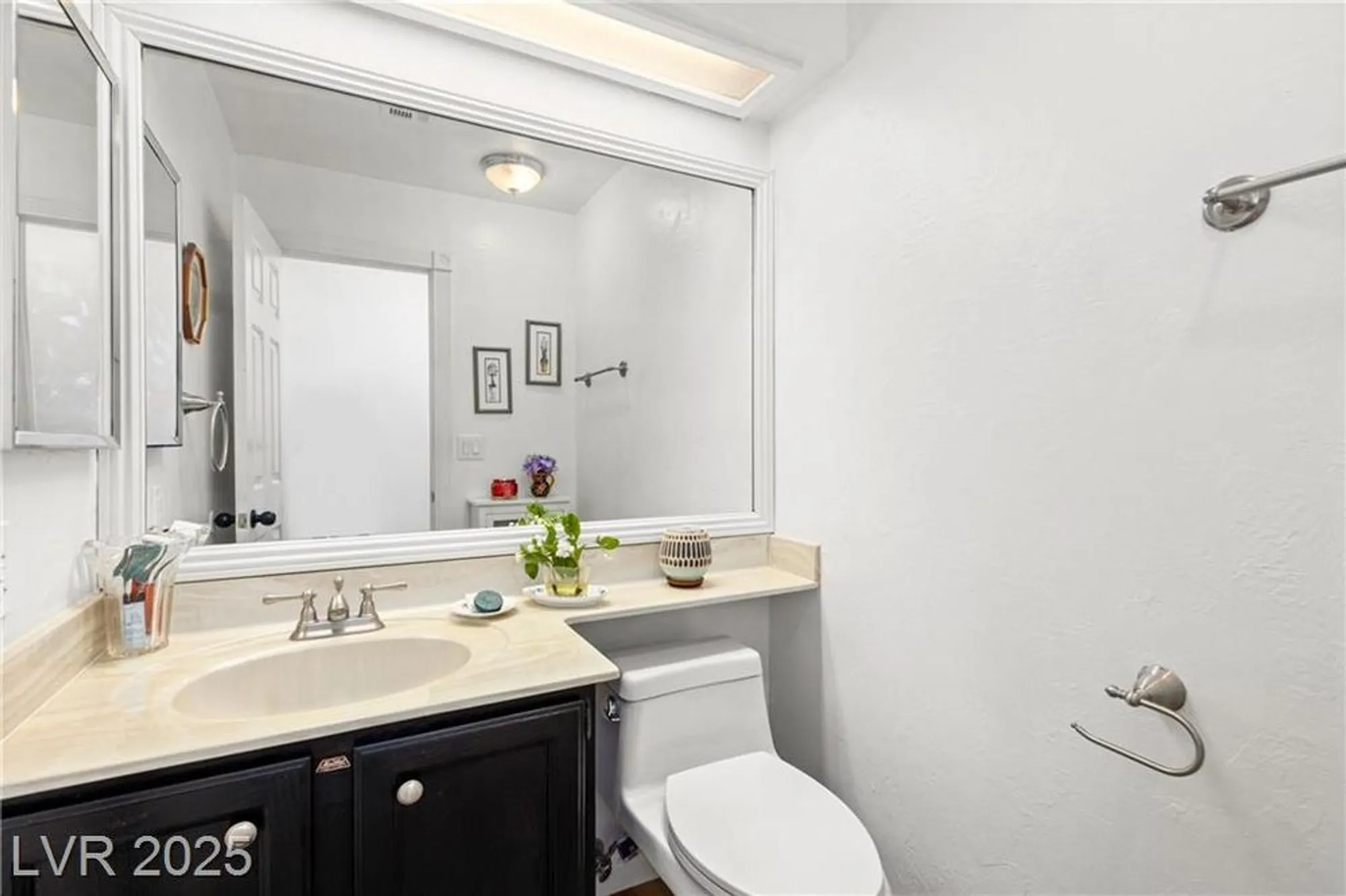 Property Slideshow image 23 of 47 | 5553 singing hills dr, Las Vegas, NV, 89130