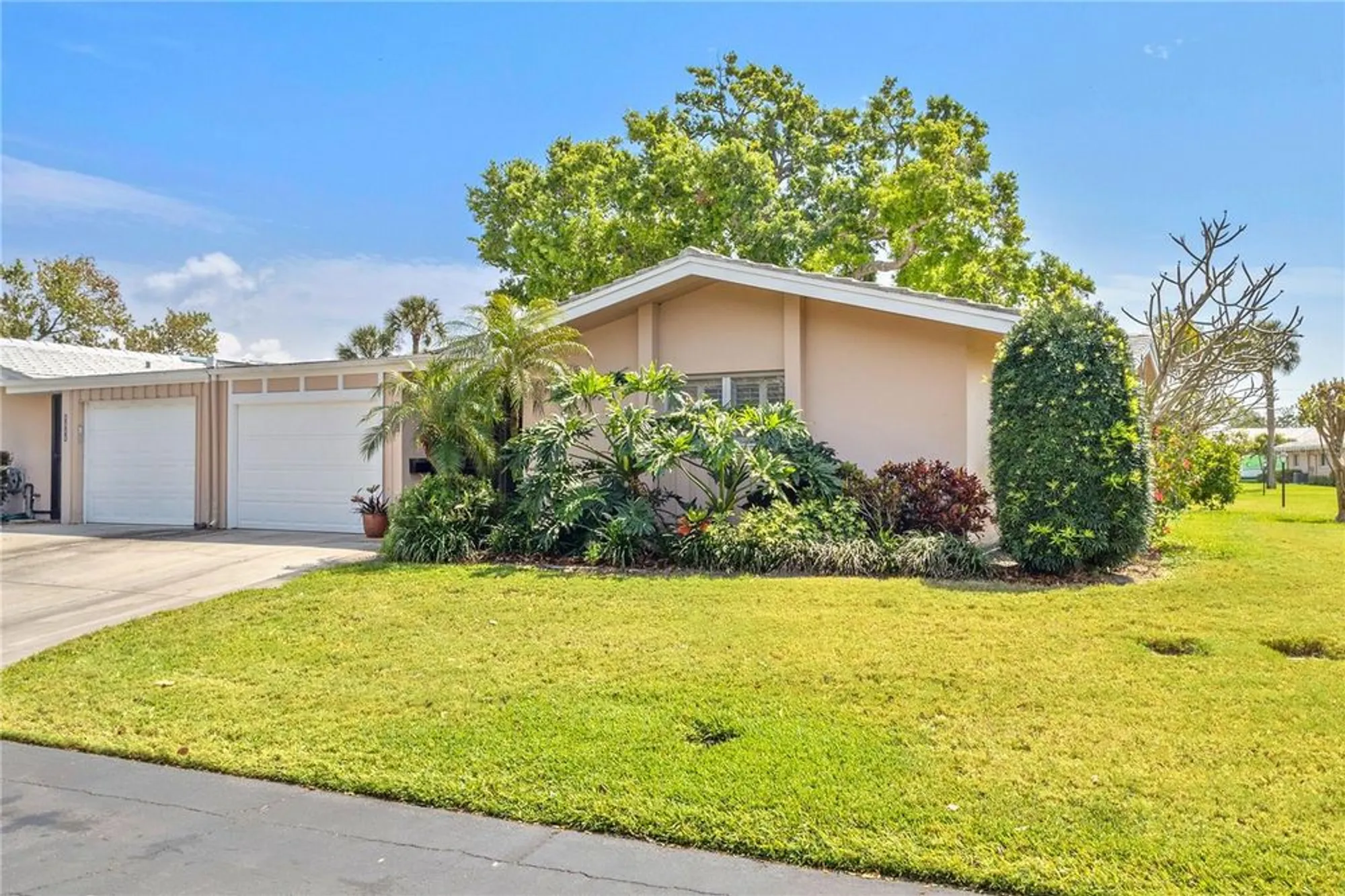 Property Slideshow image 1 of 35 | 3328 dartmouth ln 1012, Sarasota, FL, 34239