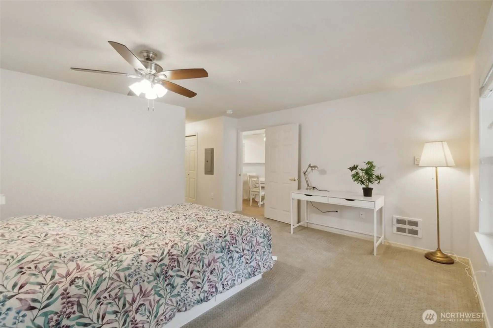 Property Slideshow image 13 of 40 | 4133 224th ln 302, Issaquah, WA, 98029