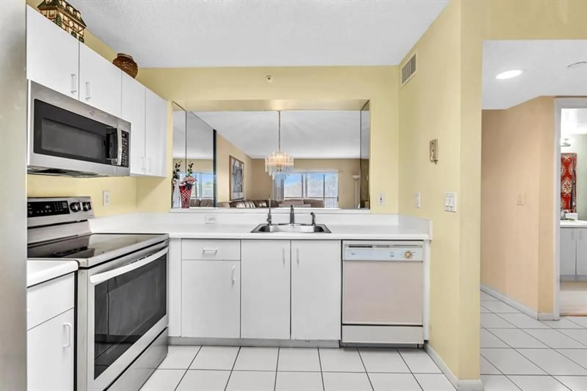 Property Slideshow image 6 of 72 | 9560 weldon cir apt j413, Fort Lauderdale, FL, 33321