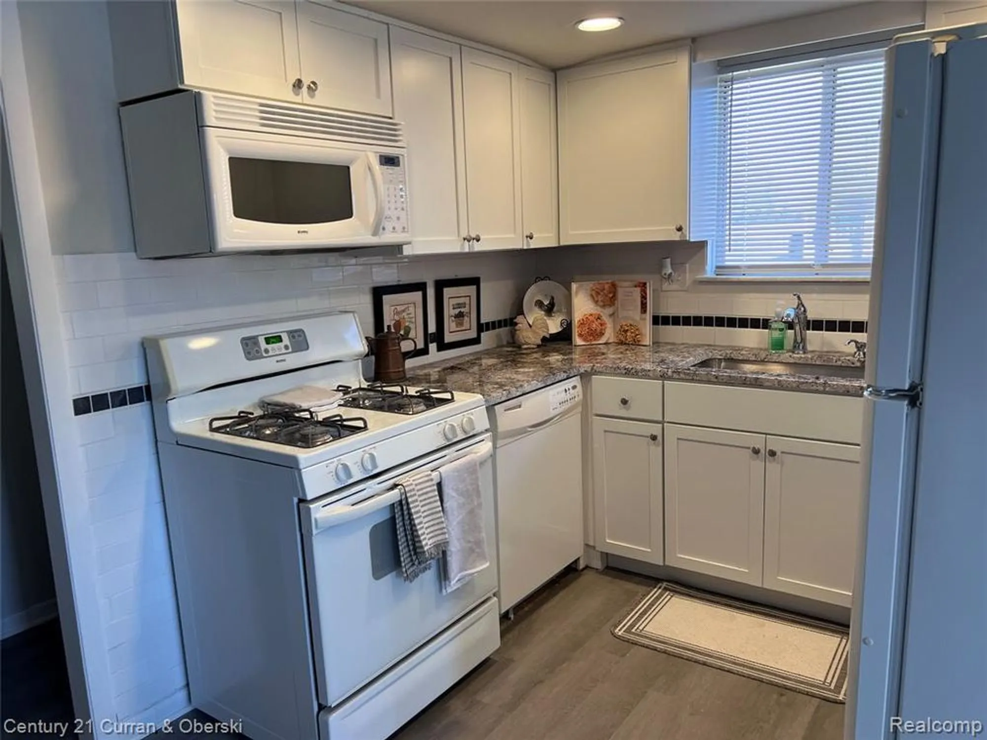 Property Slideshow image 4 of 12 | 25159 franklin ter # 8, South Lyon, MI, 48178