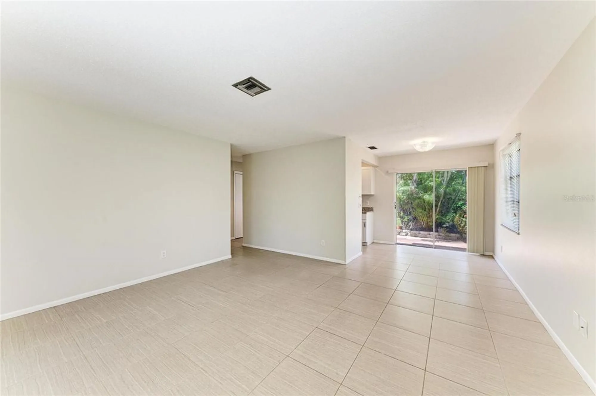 Property Slideshow image 7 of 34 | 2121 pueblo cir # v6, Sarasota, FL, 34231