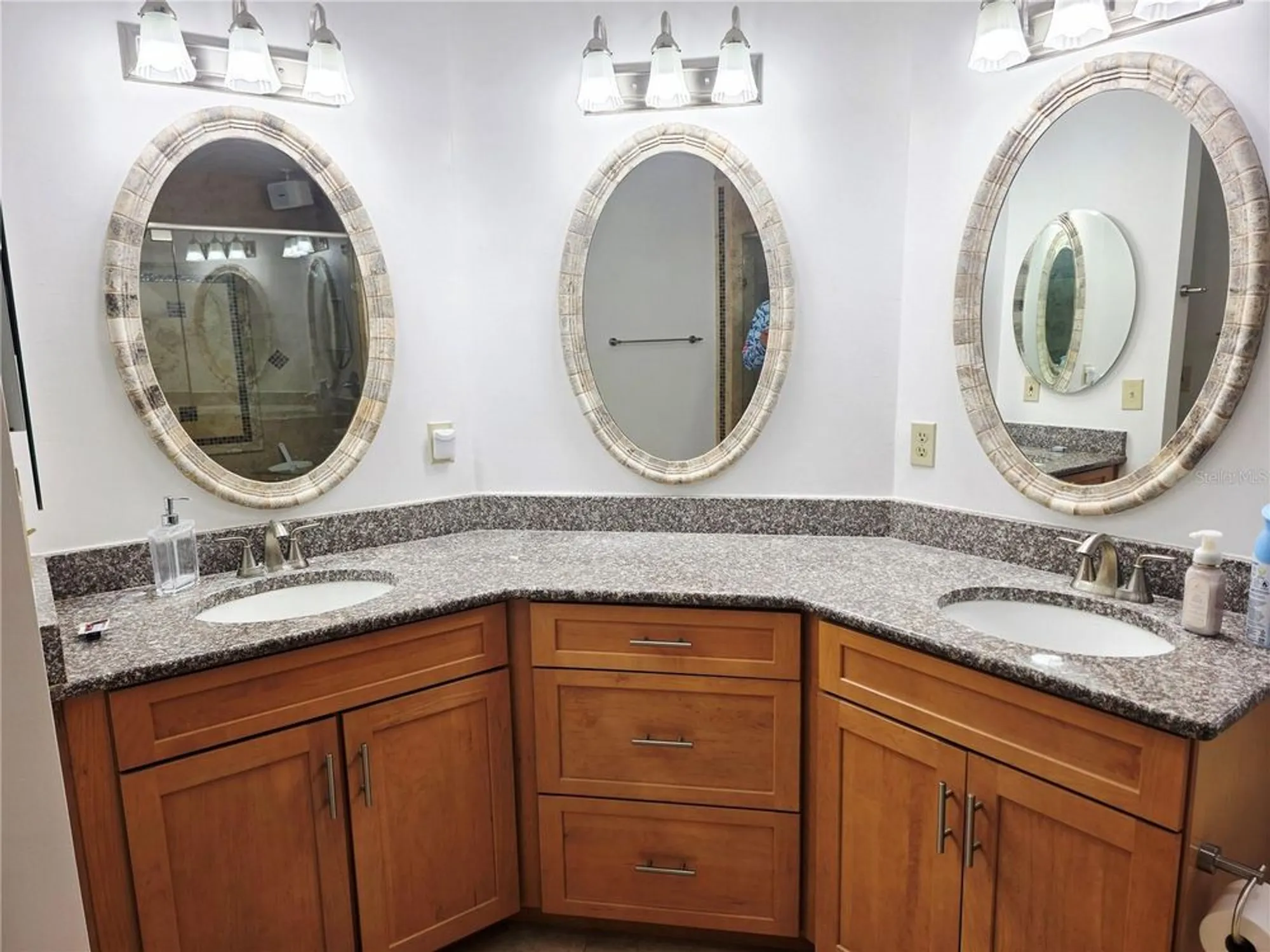 Property Slideshow image 33 of 37 | 1924 new bedford dr, Sun City Center, FL, 33573