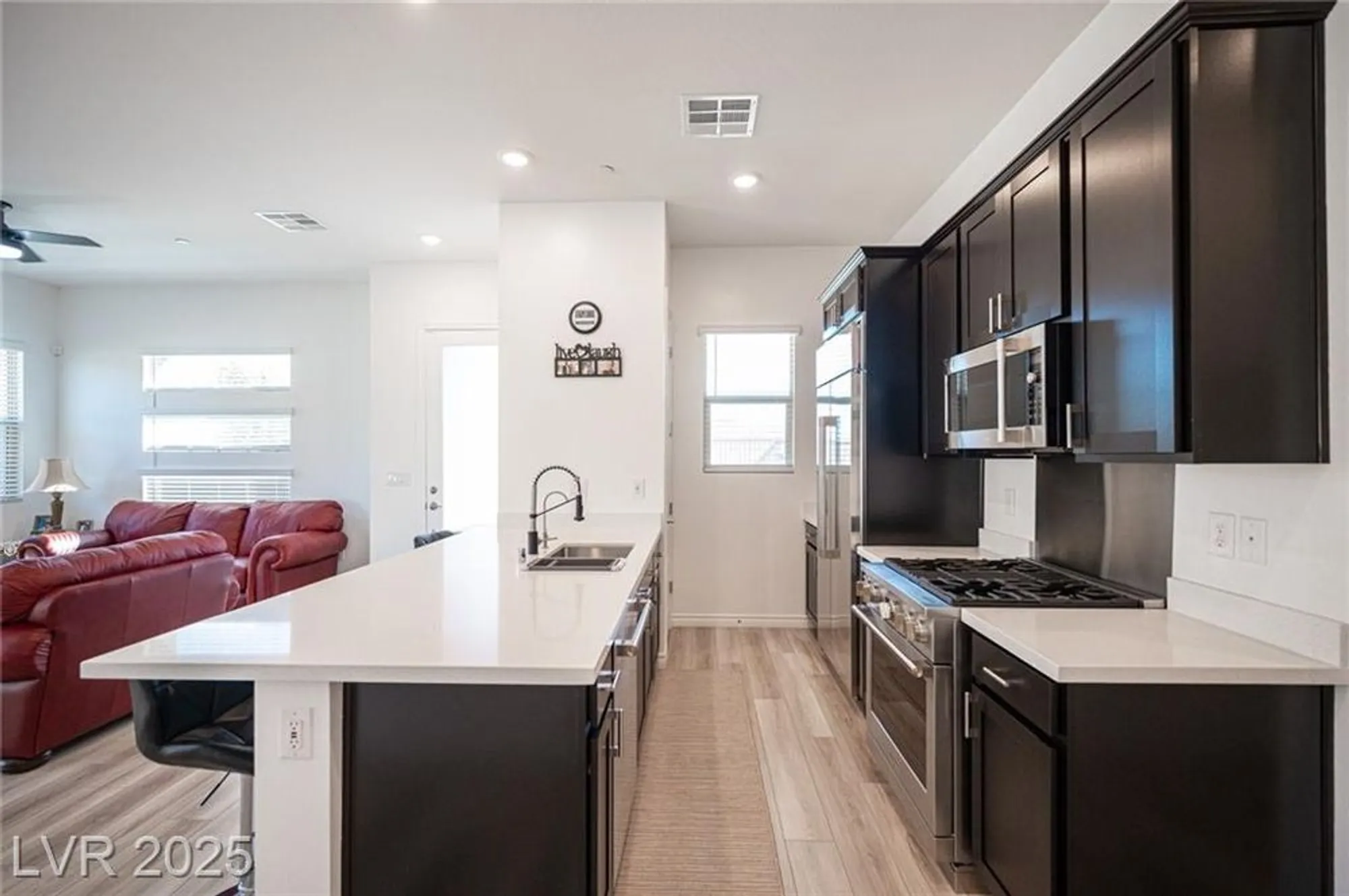 Property Slideshow image 21 of 46 | 932 belleforte ln, Las Vegas, NV, 89138