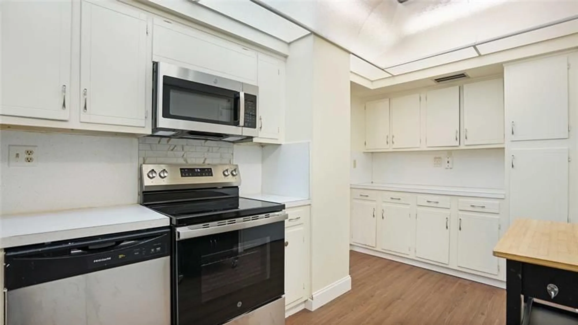 Property Slideshow image 7 of 49 | 3333 ne 34th st 109, Fort Lauderdale, FL, 33308