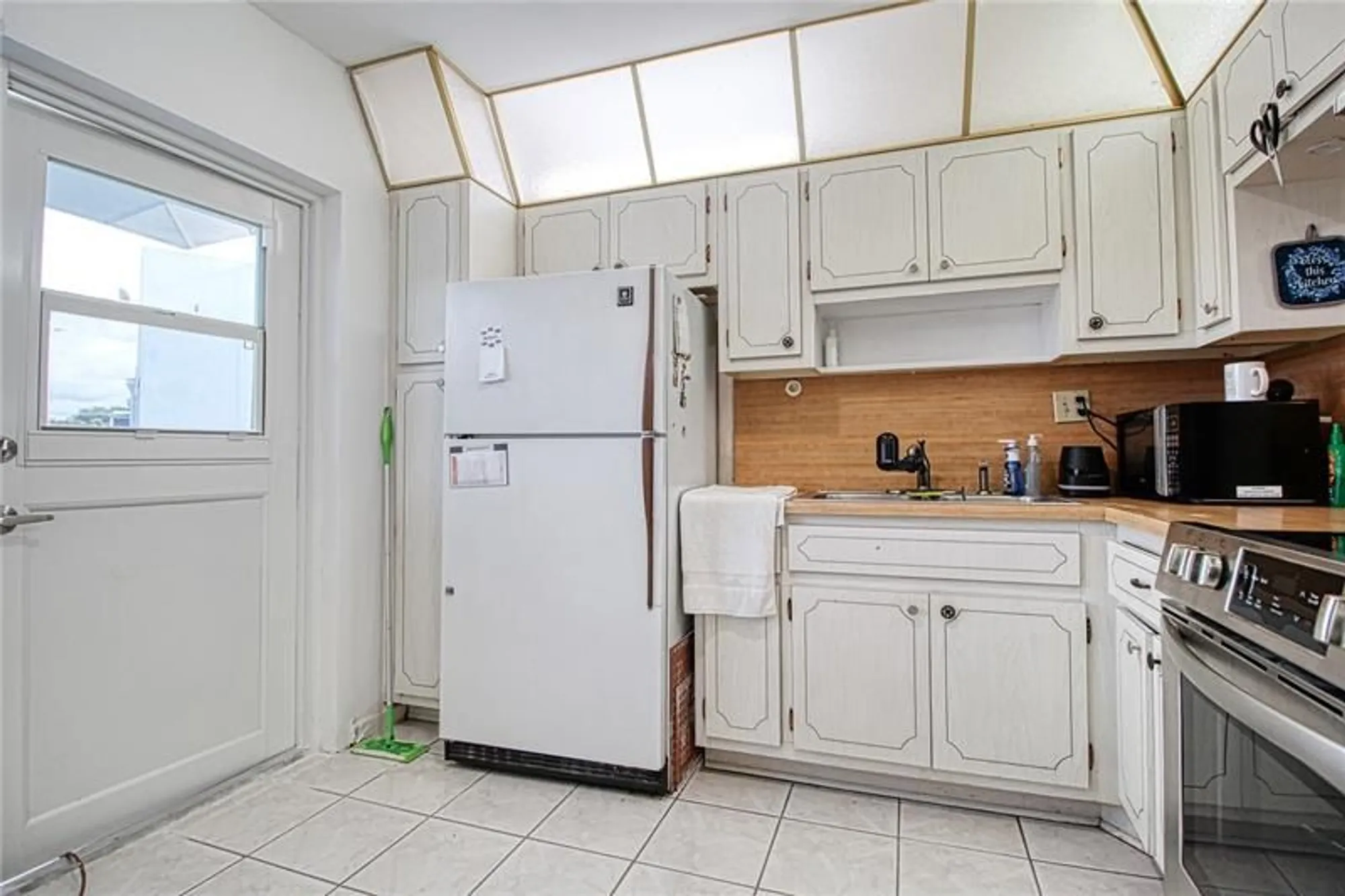 Property Slideshow image 7 of 49 | 2300 park ln 311, Hollywood, FL, 33021