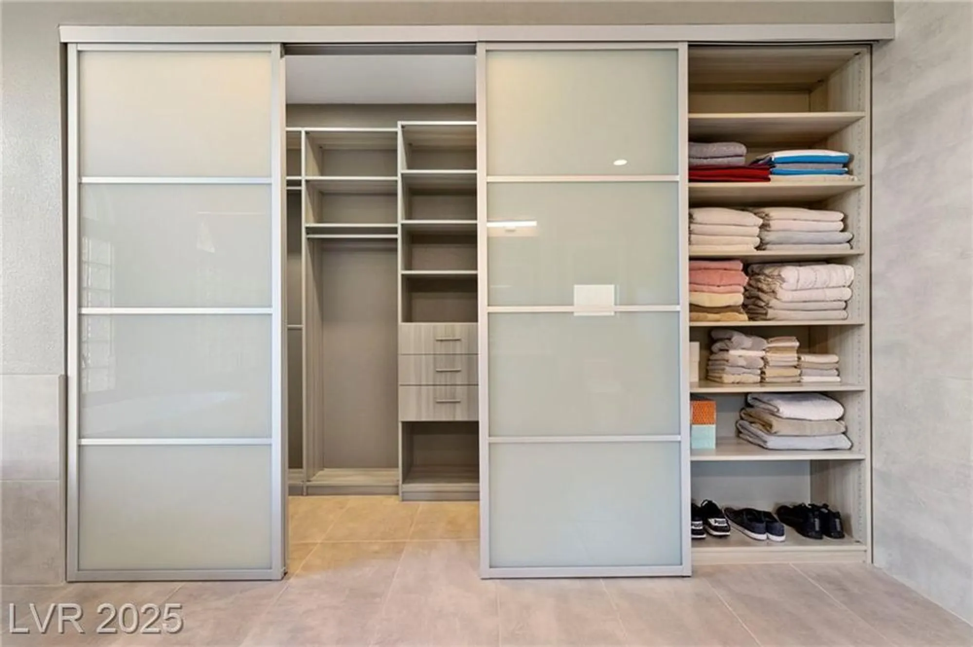 Property Slideshow image 14 of 56 | 1999 oliver springs st, Henderson, NV, 89052