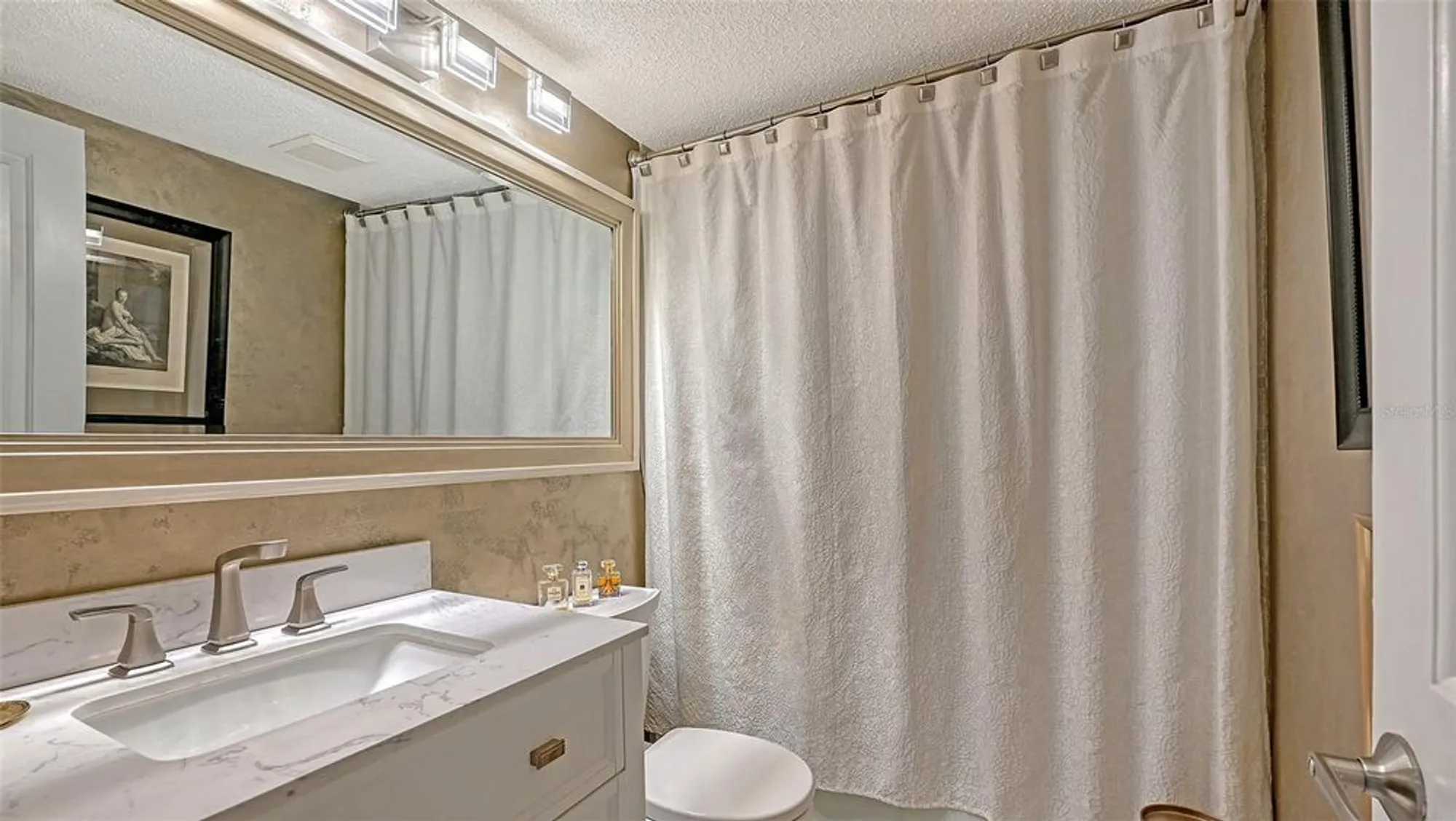 Property Slideshow image 18 of 30 | 2640 clubhouse dr 203, Sarasota, FL, 34232