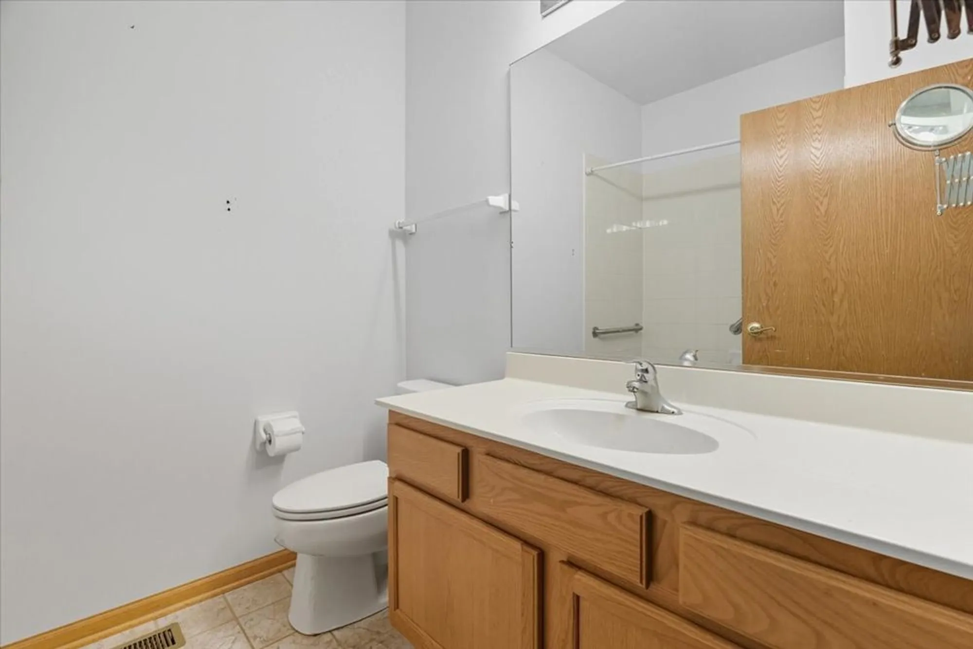 Property Slideshow image 21 of 25 | 2346 ashbrook ln, Grayslake, IL, 60030