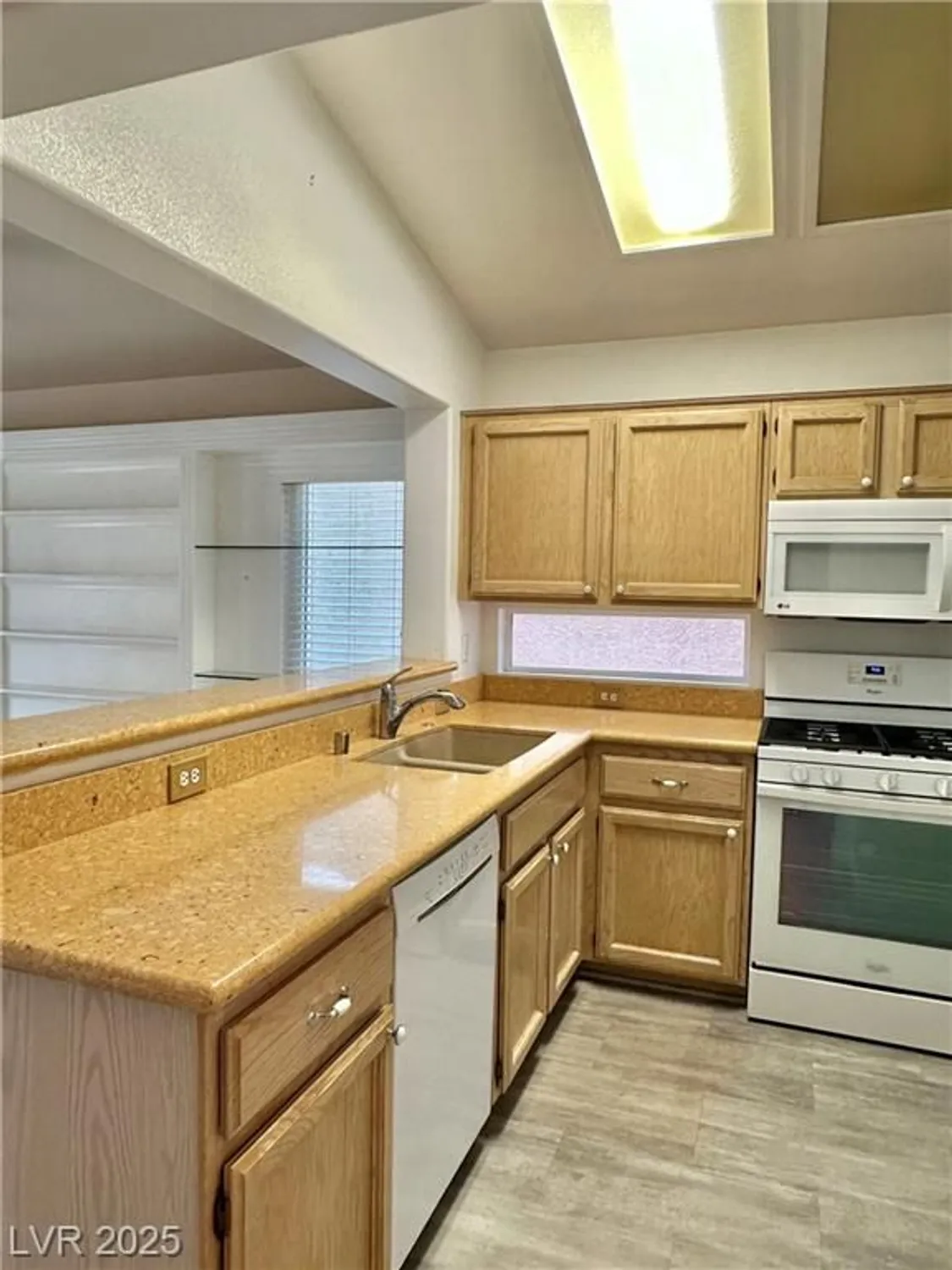 Property Slideshow image 8 of 26 | 466 edgefield ridge pl, Henderson, NV, 89012