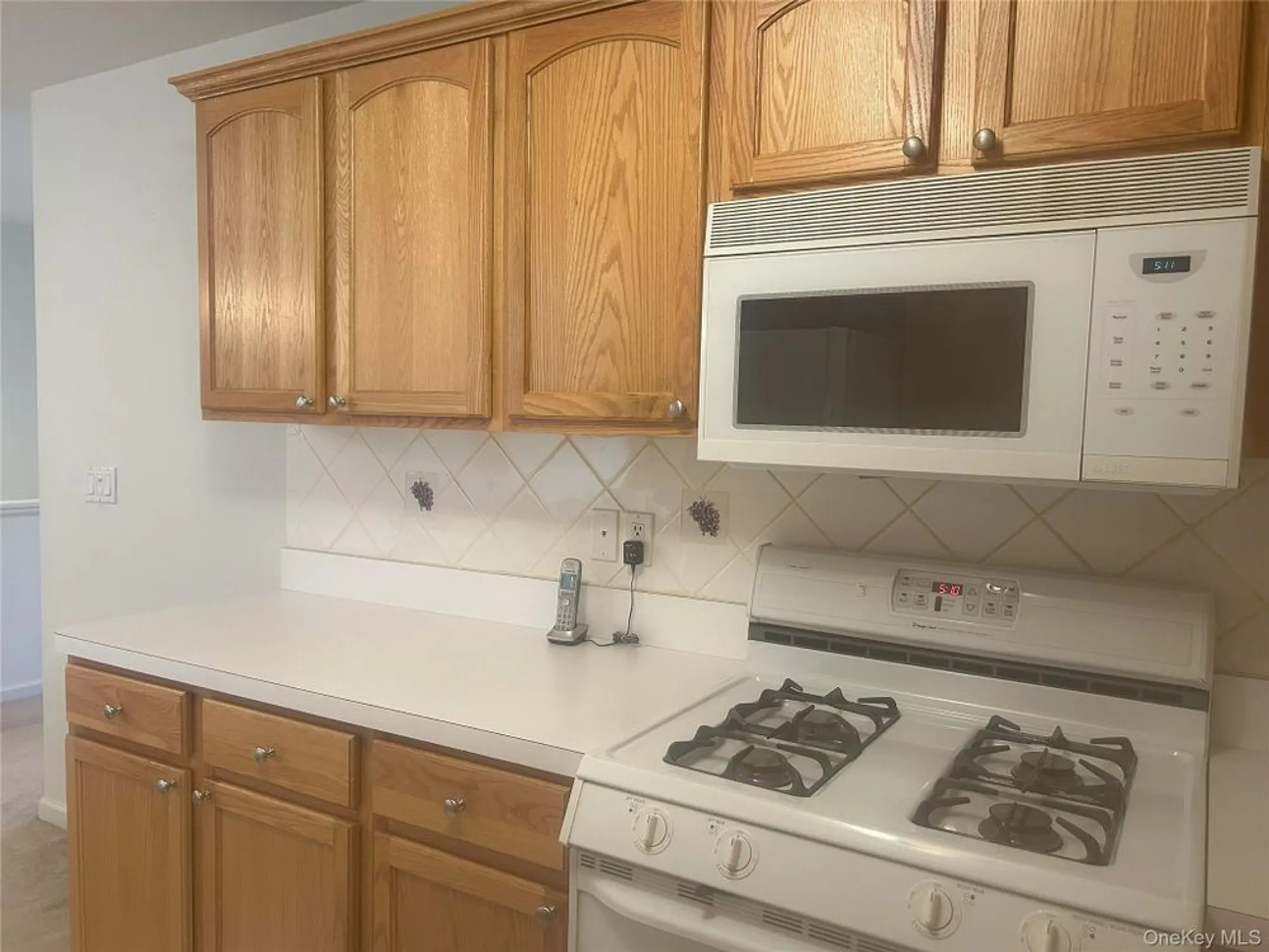 Property Slideshow image 4 of 11 | 1082 savoy dr, Melville, NY, 11747