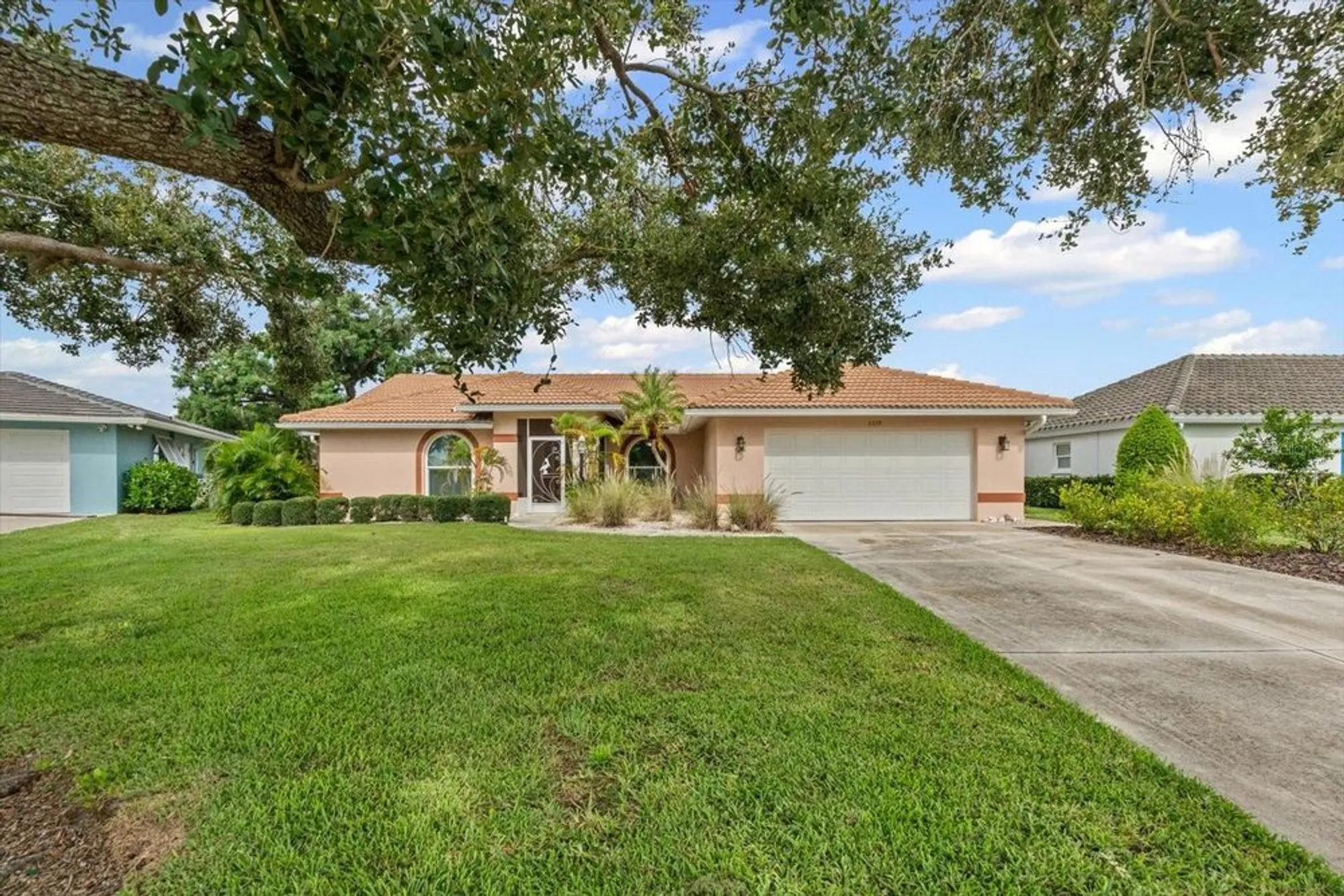 Property Slideshow image 7 of 44 | 3339 sheffield cir, Sarasota, FL, 34239