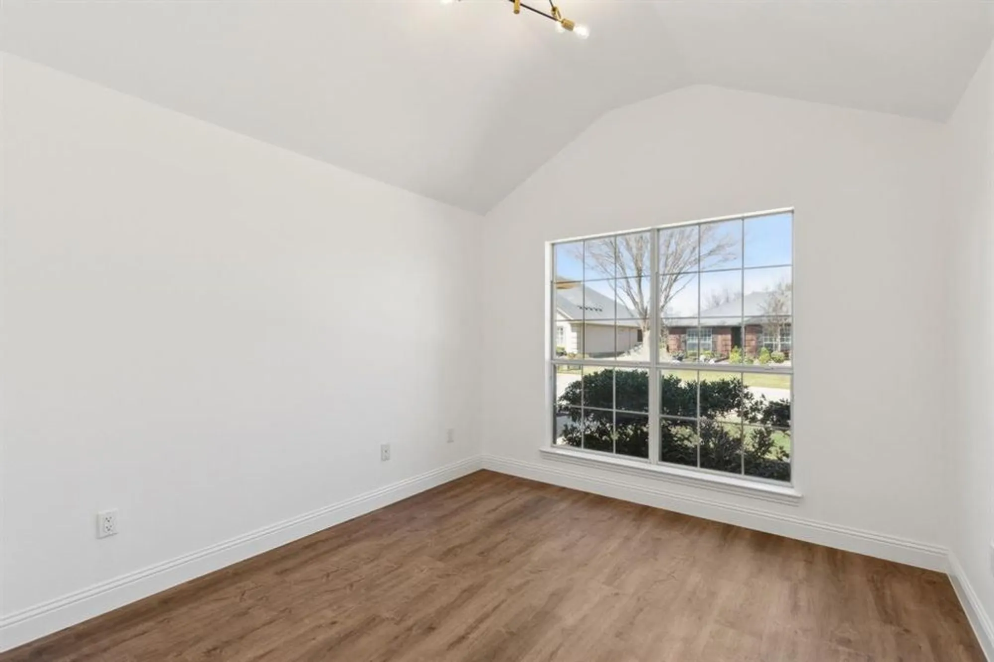 Property Slideshow image 23 of 40 | 9913 hanford dr, Denton, TX, 76207