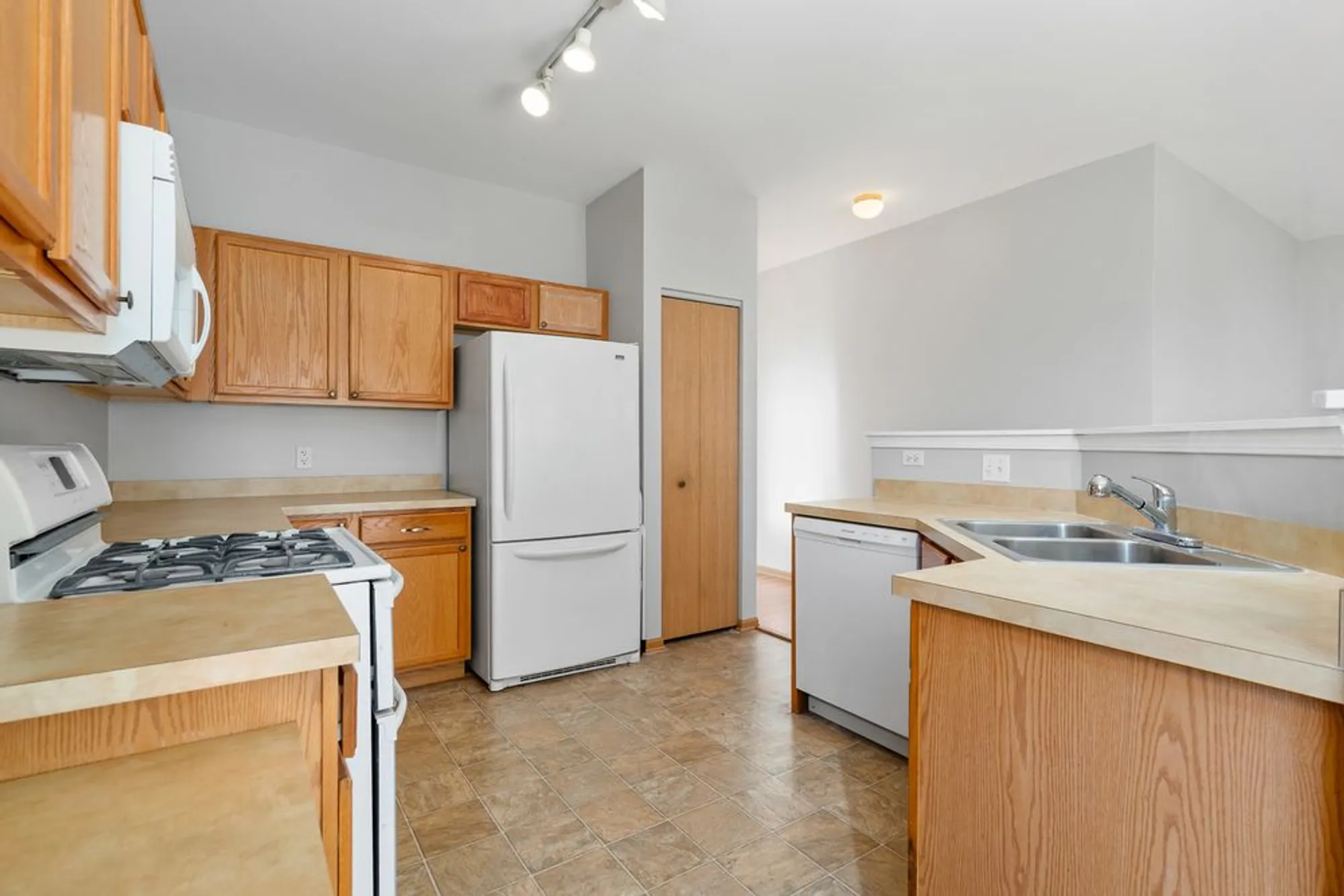 Property Slideshow image 25 of 34 | 721 s wellston ln, Romeoville, IL, 60446