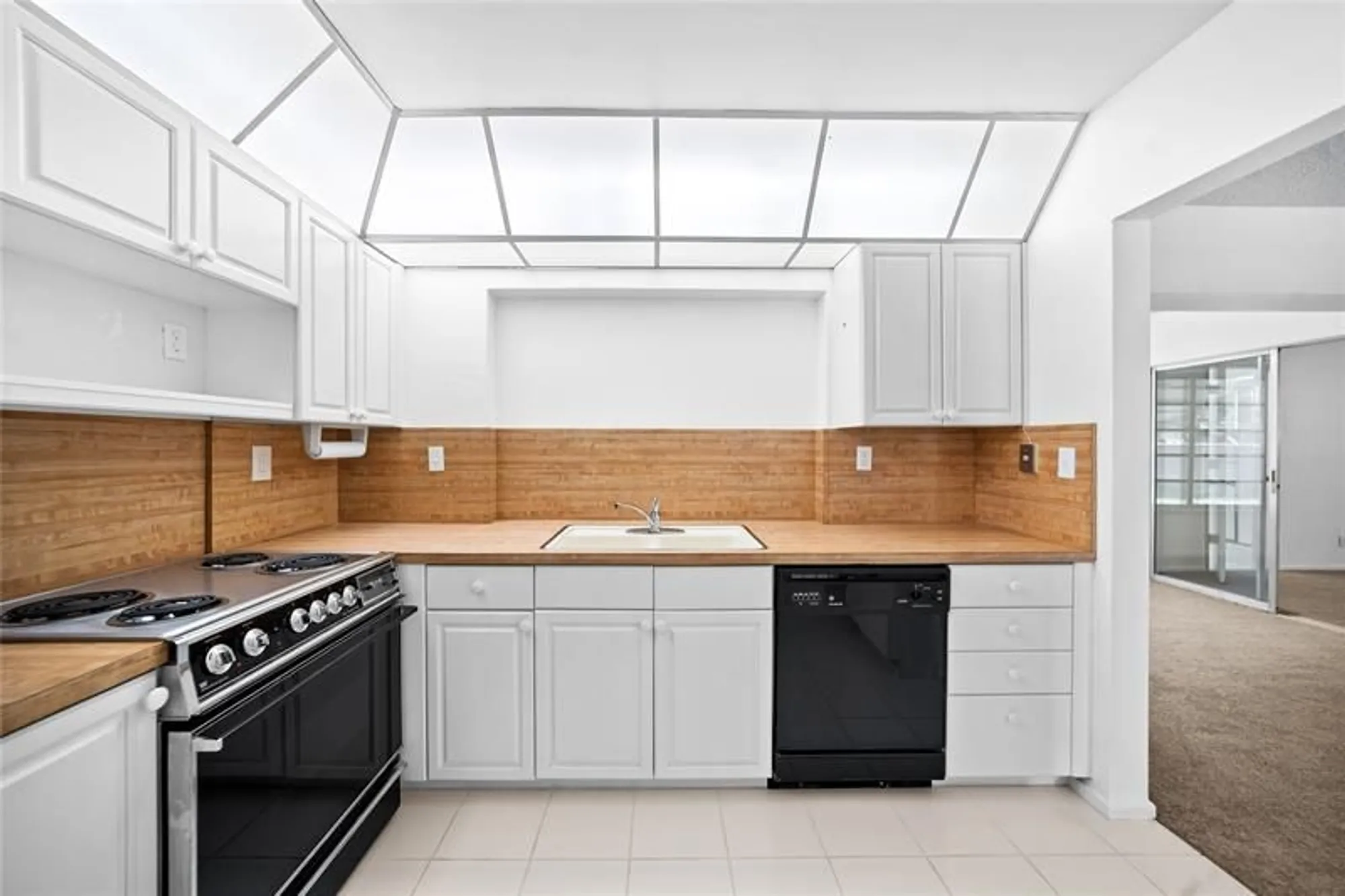 Property Slideshow image 2 of 34 | 4524 nw 43rd ave, Tamarac, FL, 33319