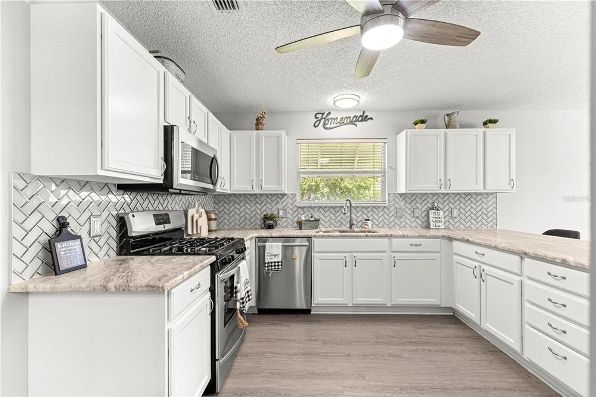 Property Slideshow image 8 of 58 | 2450 merida cir, The Villages, FL, 32162