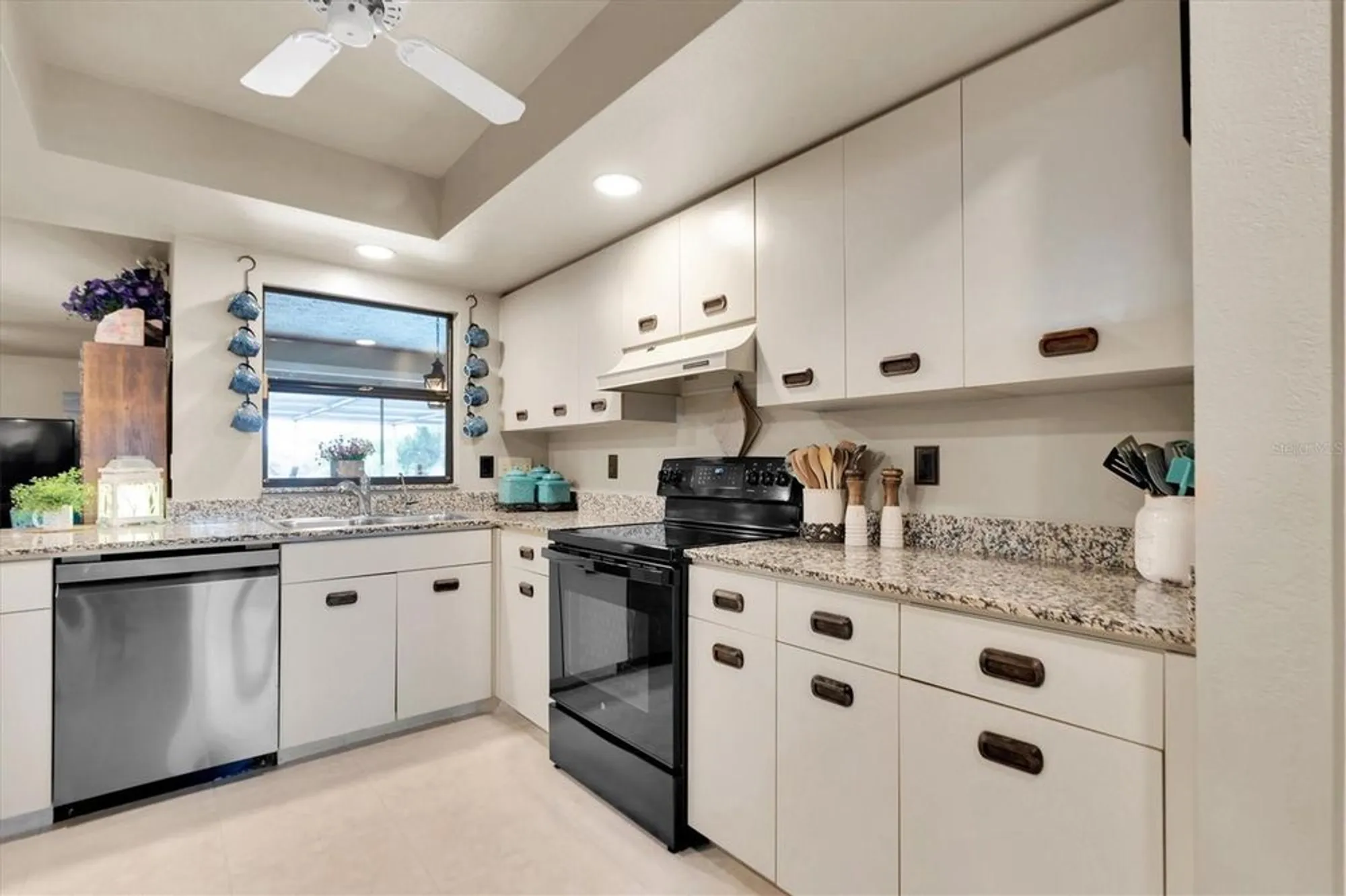 Property Slideshow image 12 of 54 | 301 thorn hill pl, Sun City Center, FL, 33573