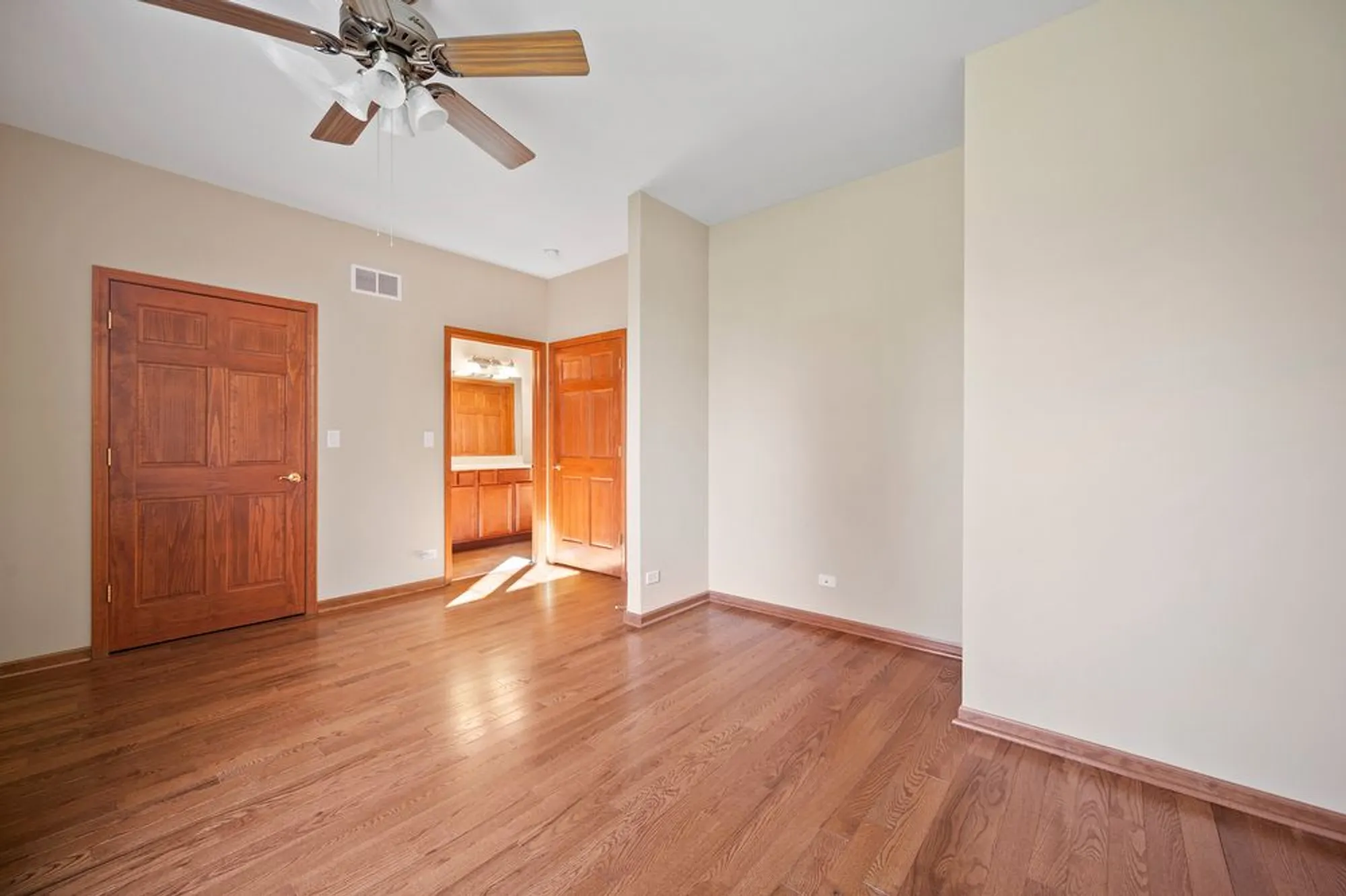 Property Slideshow image 18 of 30 | 1176 heathrow ln, Aurora, IL, 60502