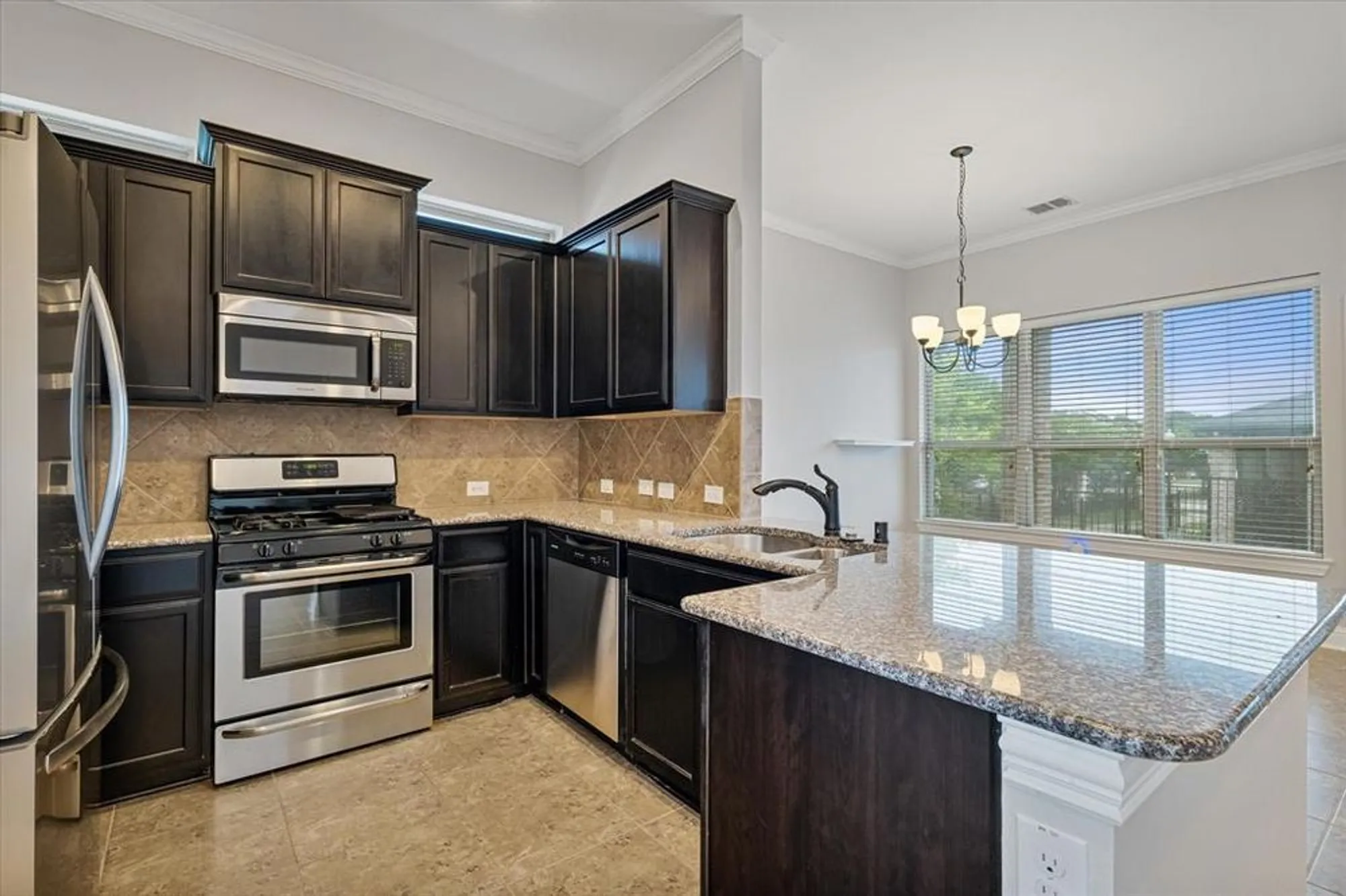 Property Slideshow image 7 of 28 | 3701 creek view dr, Mckinney, TX, 75071