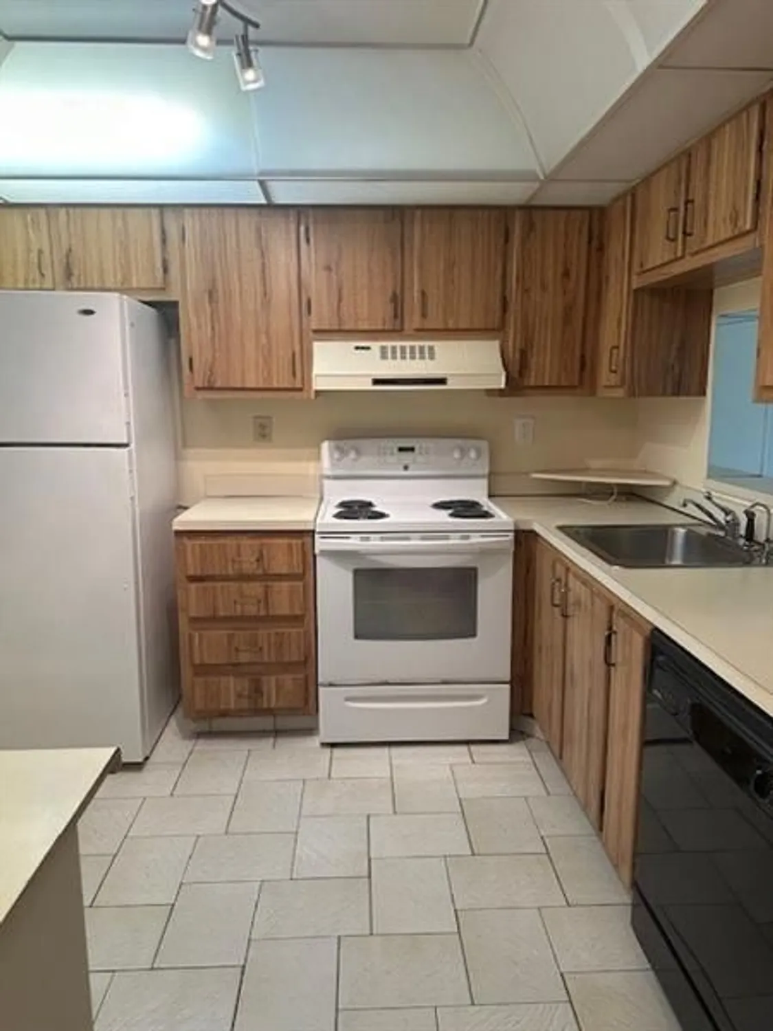 Property Slideshow image 6 of 22 | 8050 w mcnab rd 210, Tamarac, FL, 33321