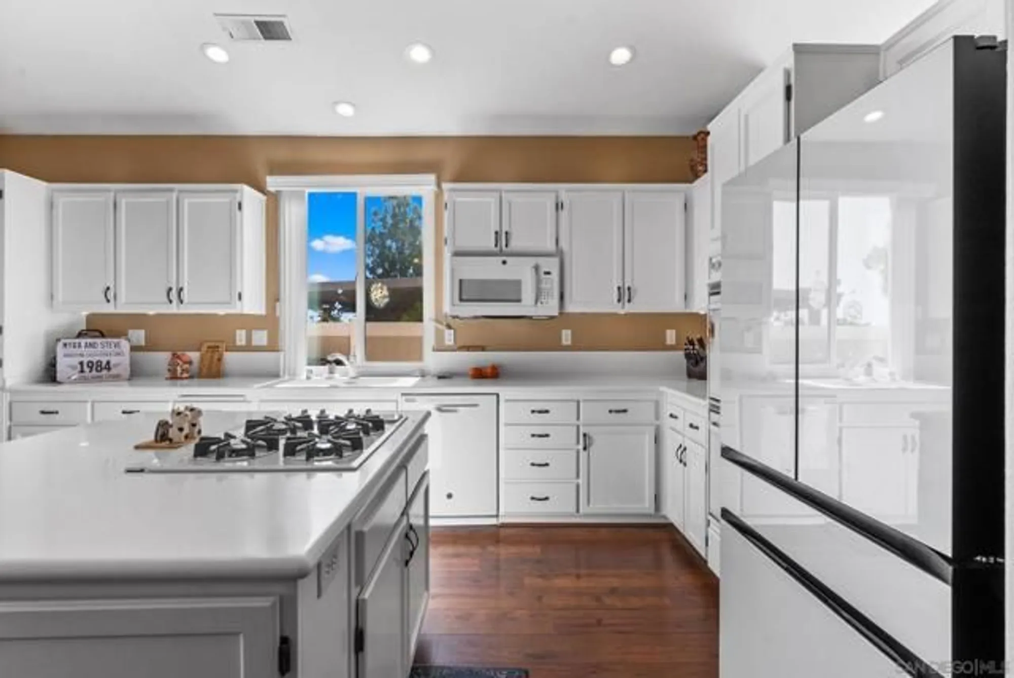 Property Slideshow image 16 of 49 | 40222 colony dr, Murrieta, CA, 92562