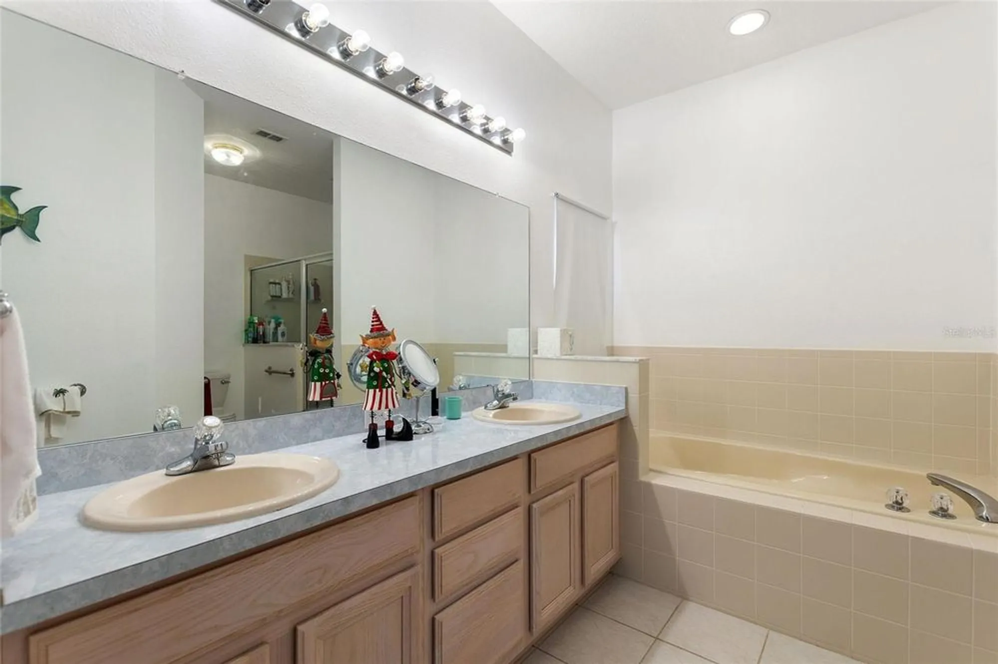 Property Slideshow image 7 of 60 | 642 vista oaks way, Davenport, FL, 33837