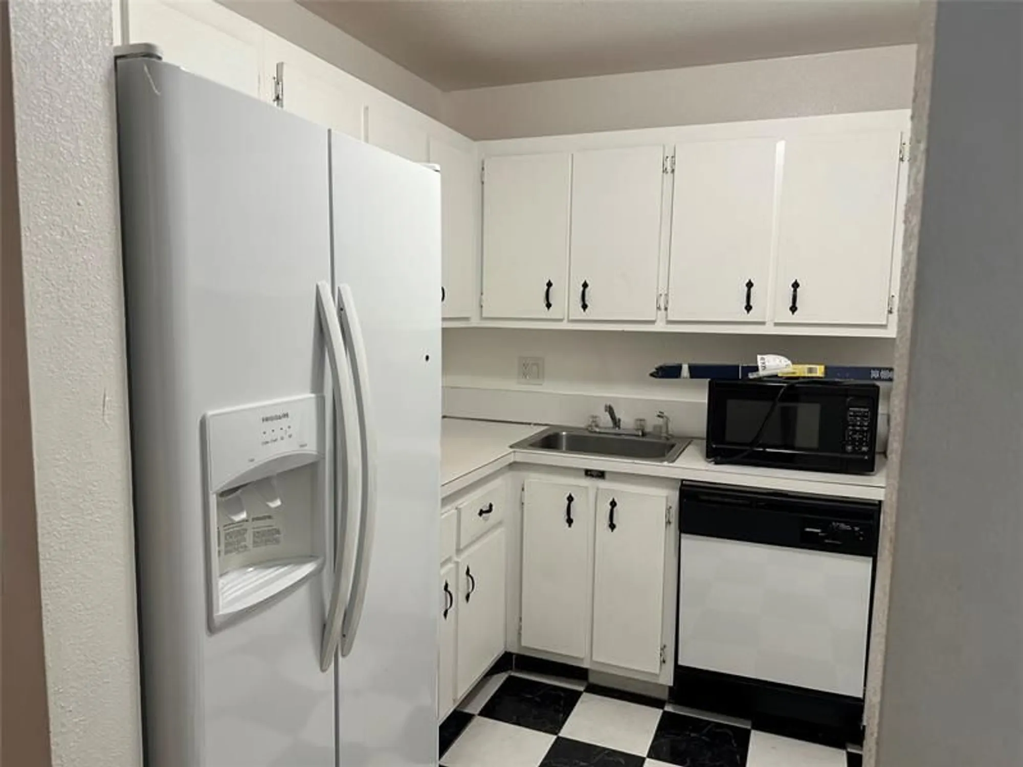 Property Slideshow image 6 of 11 | 3090 nw 46th ave apt 212c, Lauderdale Lakes, FL, 33313
