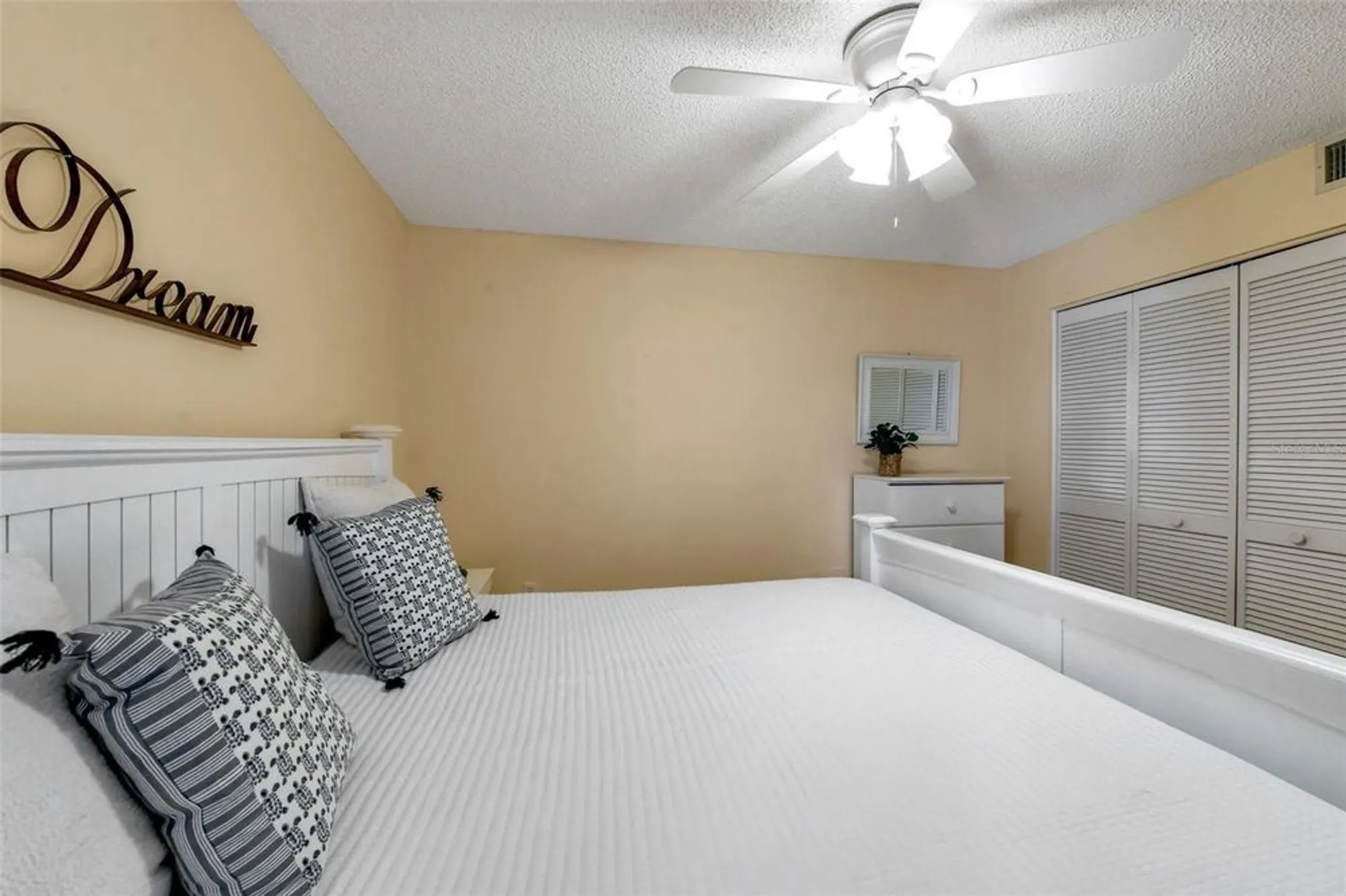 Property Slideshow image 16 of 27 | 6908 drewrys blf 704, Bradenton, FL, 34203