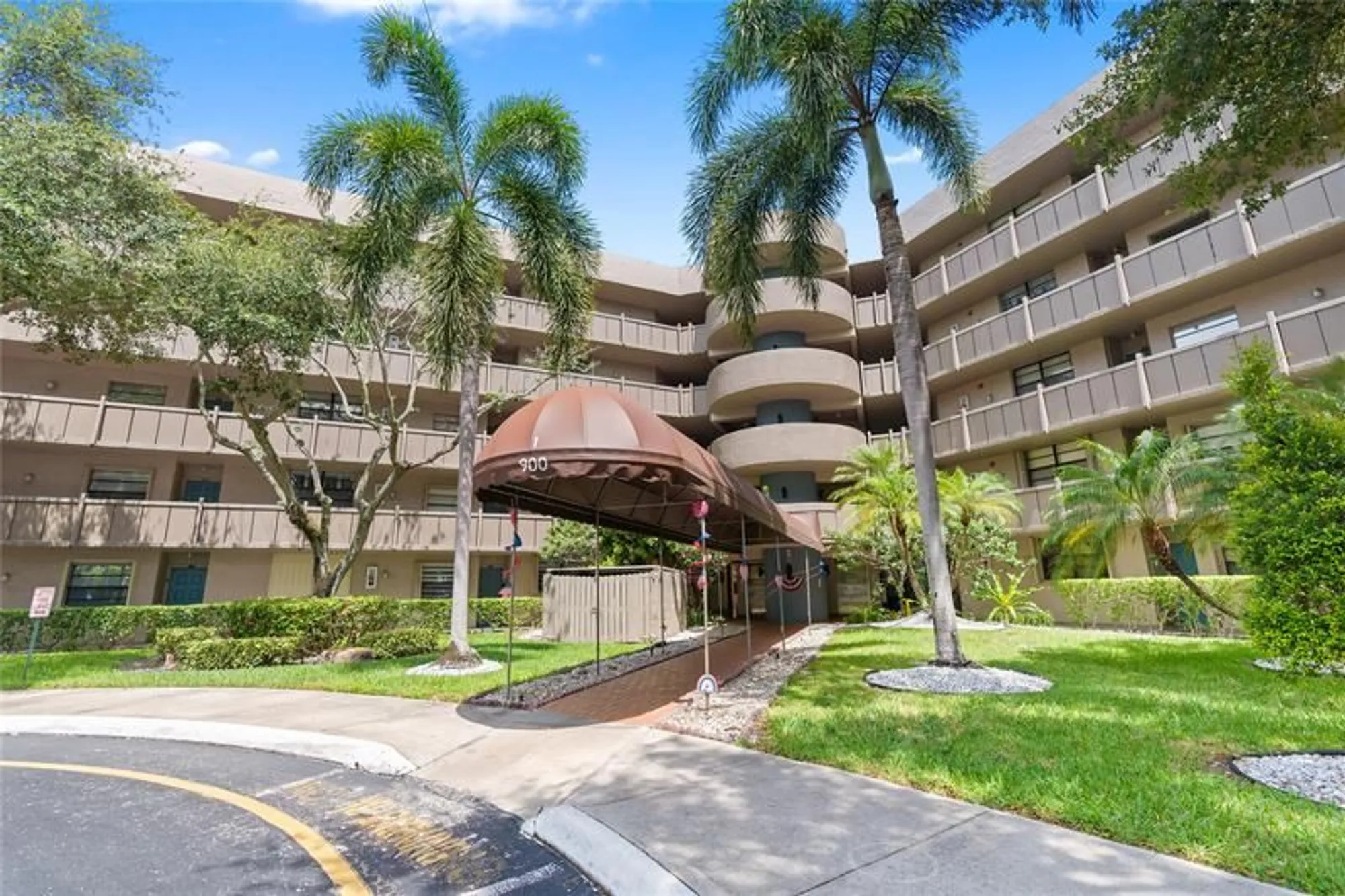 Property Slideshow image 1 of 38 | 900 colony point cir 511, Pembroke Pines, FL, 33026