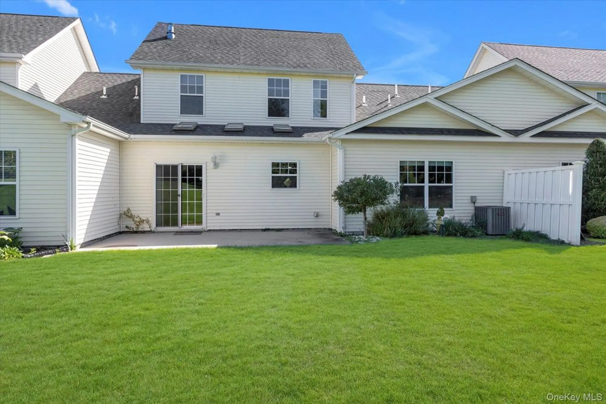 Property Slideshow image 22 of 34 | 67 stoneleigh dr, Riverhead, NY, 11901