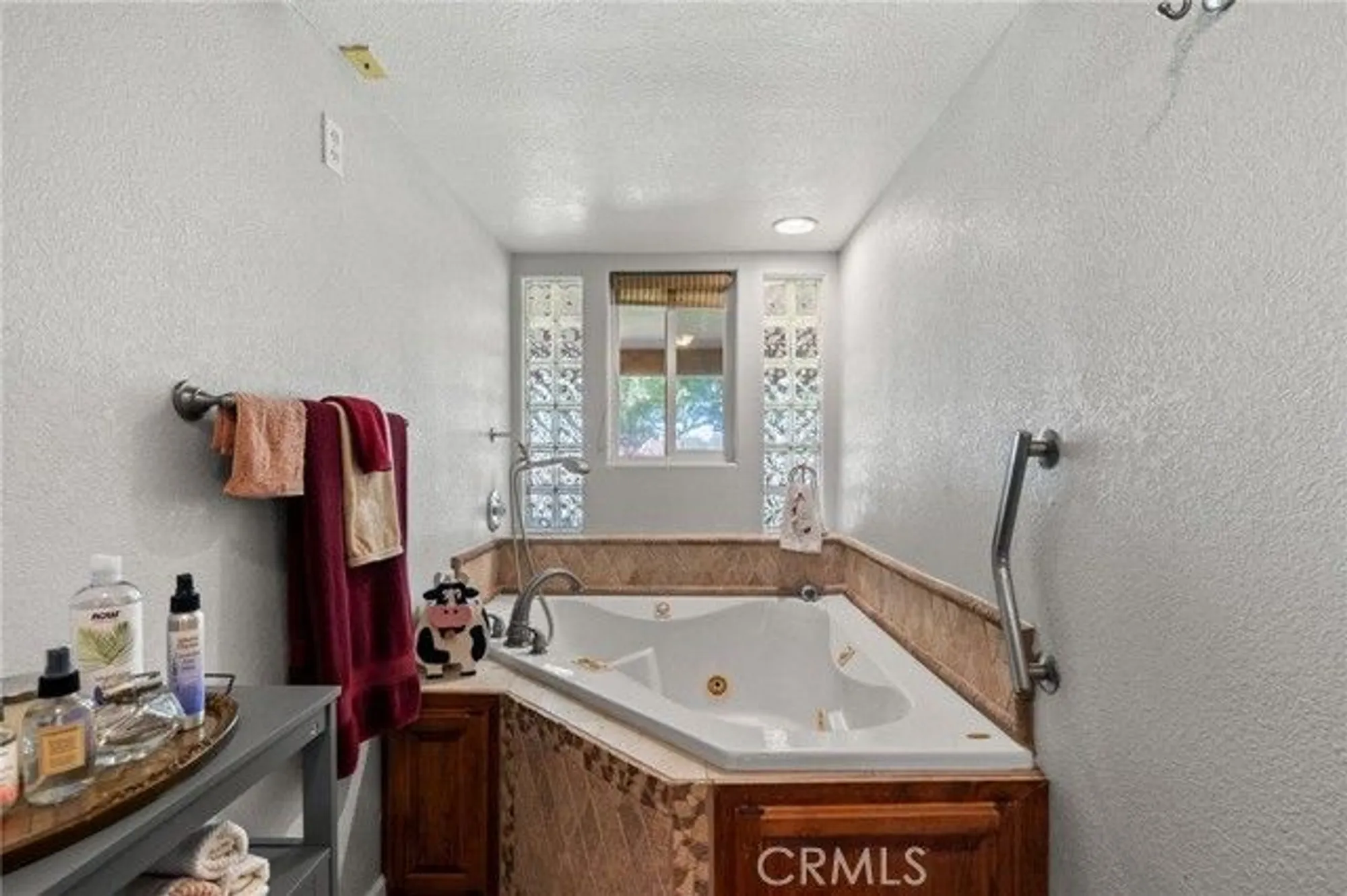 Property Slideshow image 21 of 48 | 704 river oaks dr, Bakersfield, CA, 93309