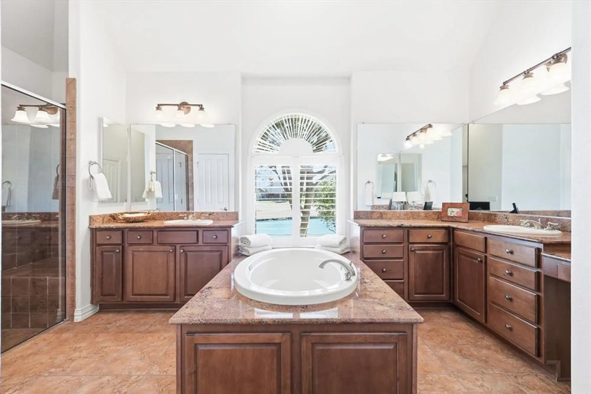 Property Slideshow image 16 of 39 | 9501 grandview dr, Denton, TX, 76207