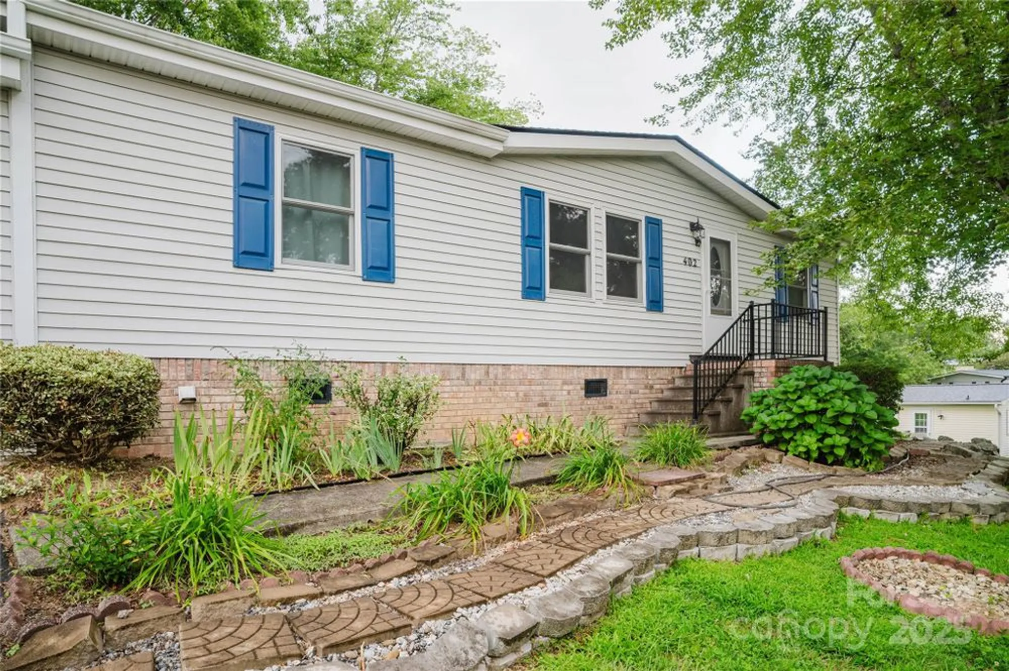 Property Slideshow image 1 of 34 | 402 deerfield ct, Hendersonville, NC, 28792