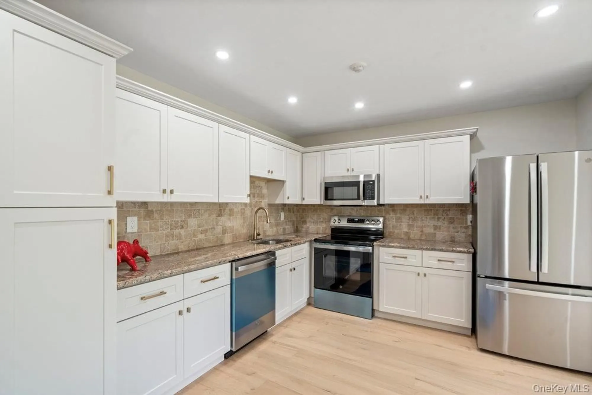 Property Slideshow image 7 of 29 | 53 freedom ln, Coram, NY, 11727