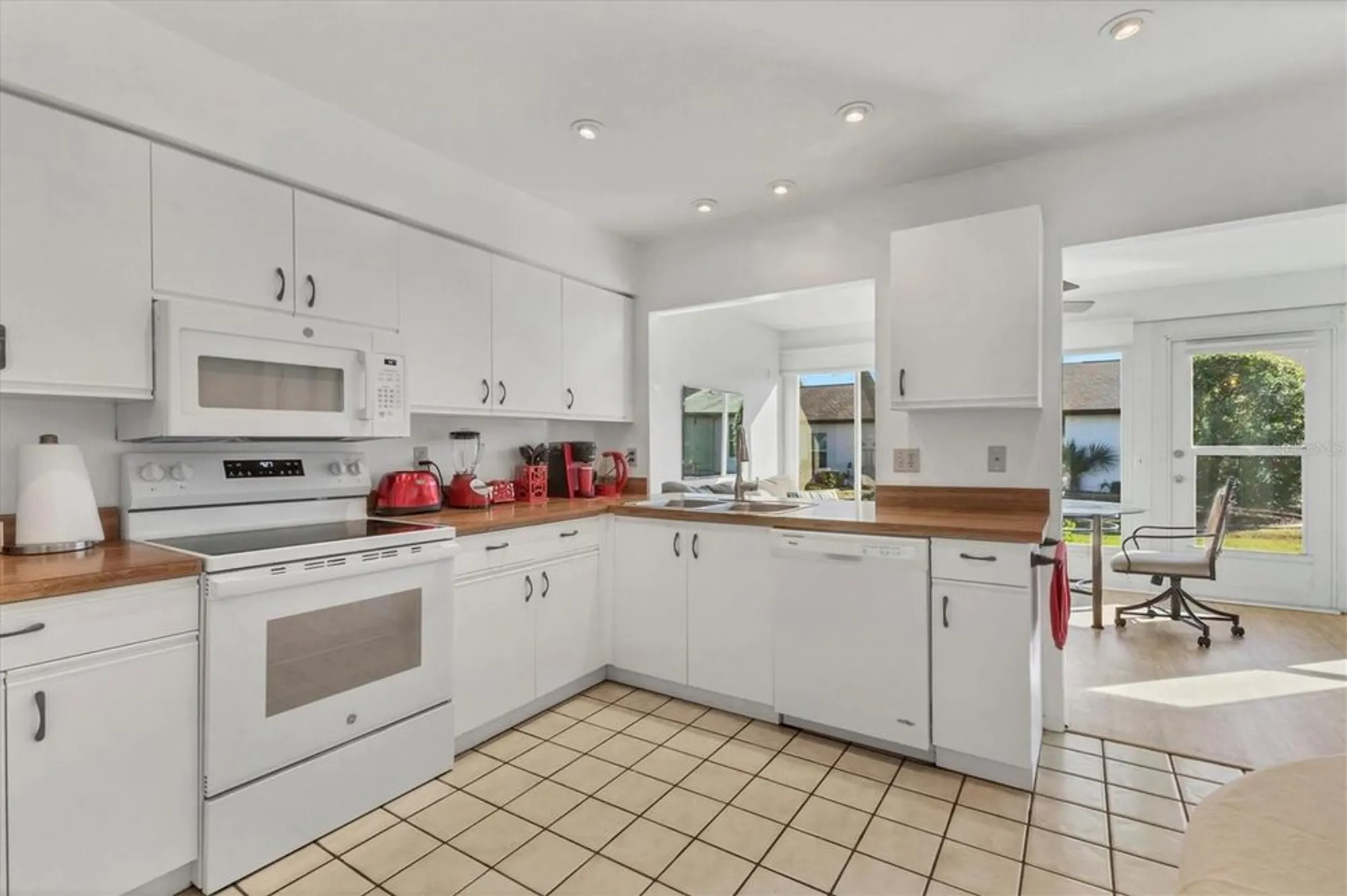 Property Slideshow image 4 of 50 | 604 chestnut ln, Englewood, FL, 34223