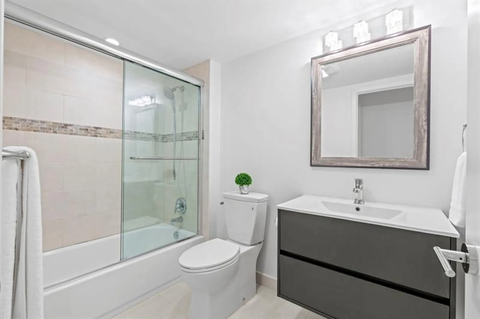 Property Slideshow image 25 of 48 | 8020 eastlake dr # 11a, Boca Raton, FL, 33433