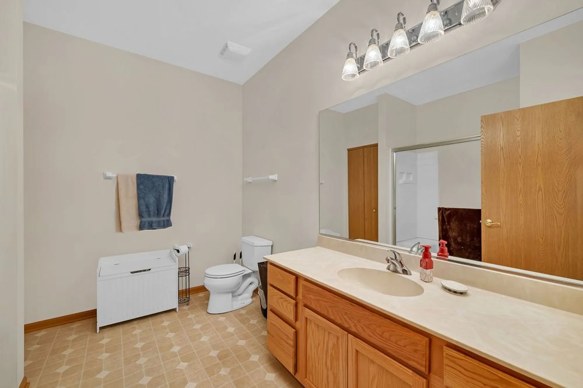 Property Slideshow image 17 of 26 | 21476 mays lake ct, Crest Hill, IL, 60403