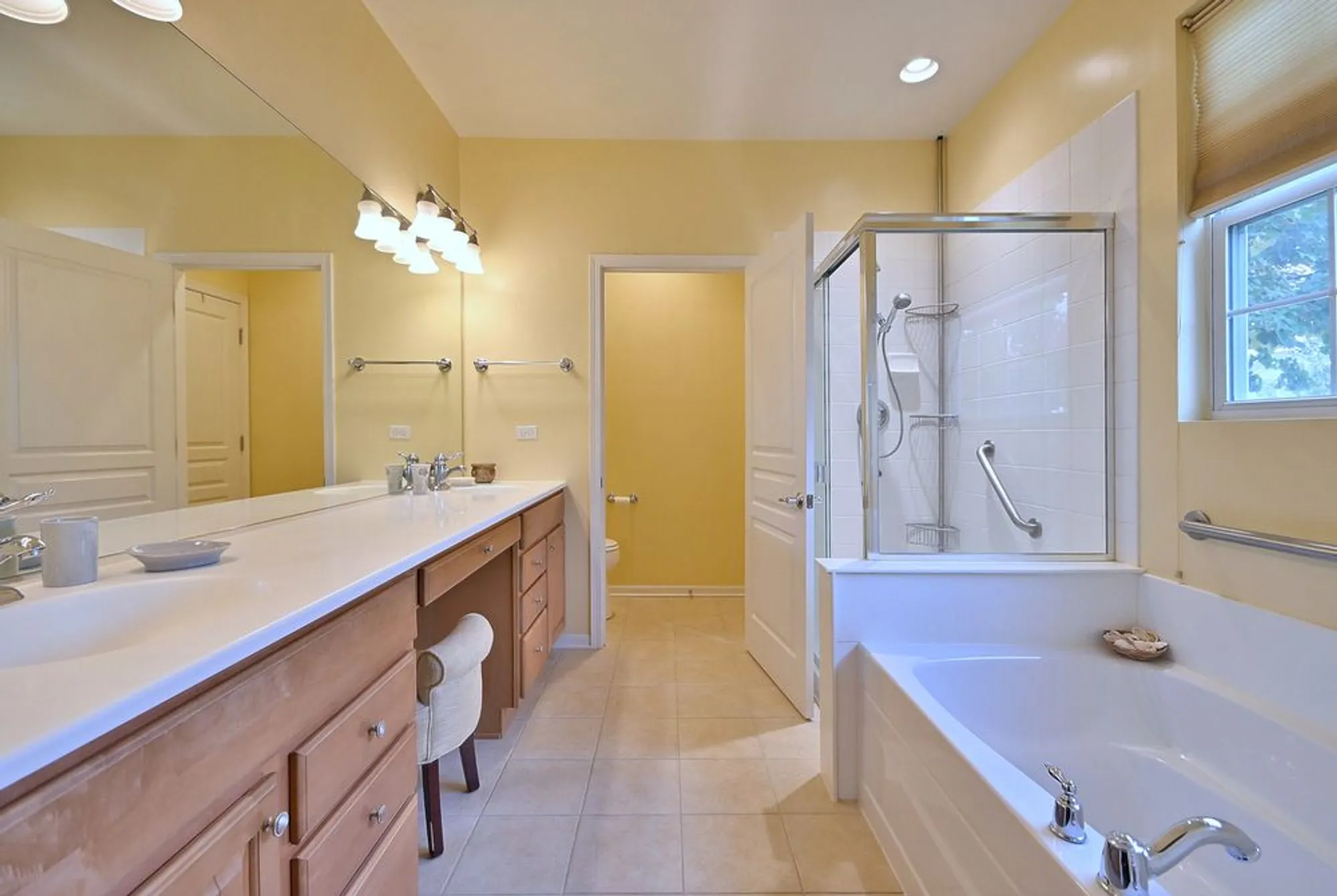 Property Slideshow image 24 of 36 | 2832 beacon point cir, Elgin, IL, 60124