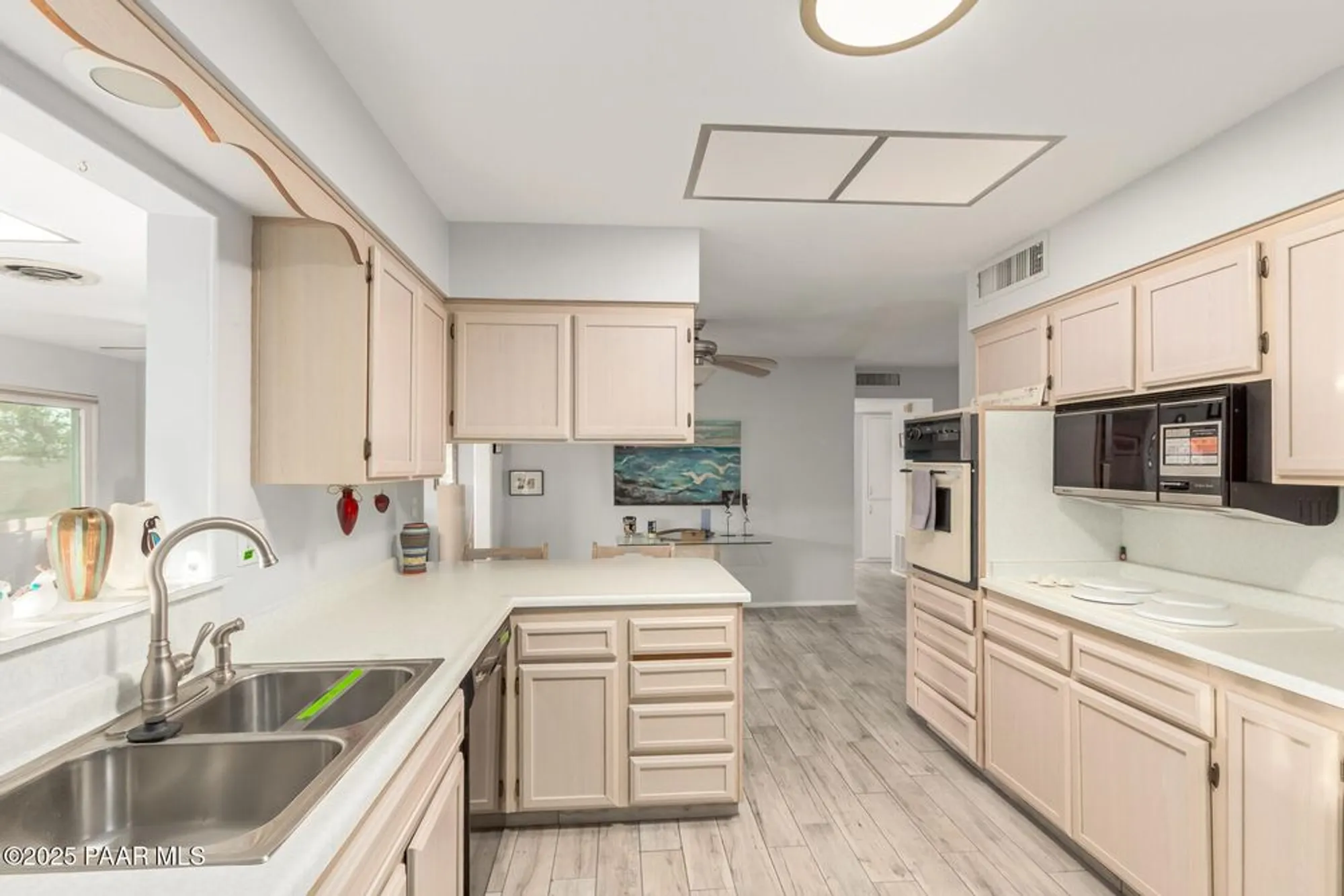 Property Slideshow image 9 of 29 | 10213 w kingswood cir, Sun City, AZ, 85351