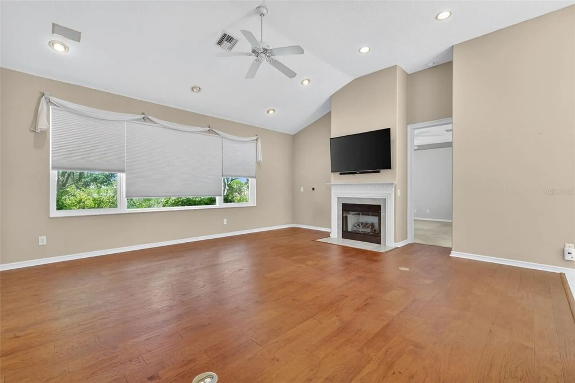 Property Slideshow image 11 of 66 | 21607 regency park ln, Leesburg, FL, 34748