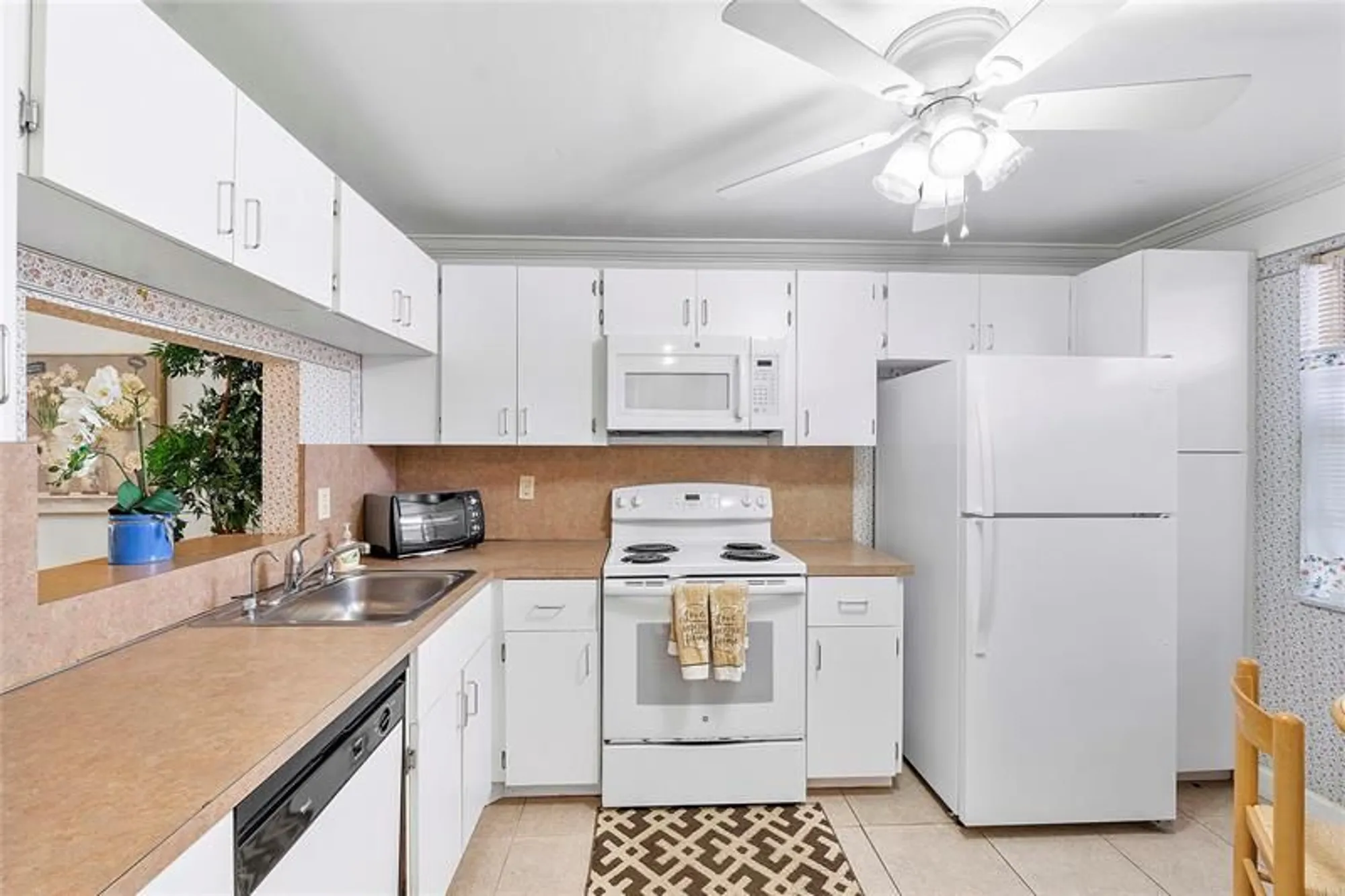 Property Slideshow image 4 of 31 | 3776 inverrary blvd, Lauderhill, FL, 33319