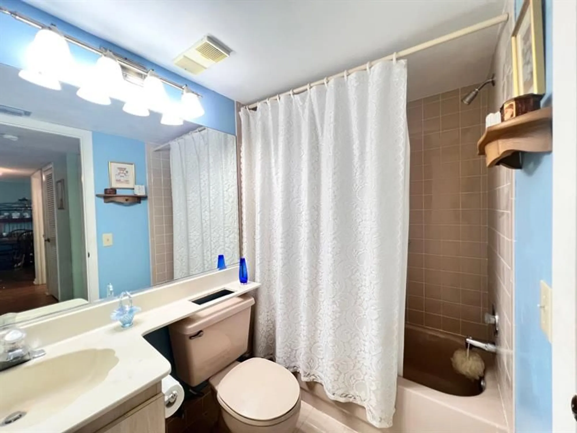 Property Slideshow image 9 of 19 | 4930 e sabal palm blvd 409, Tamarac, FL, 33319