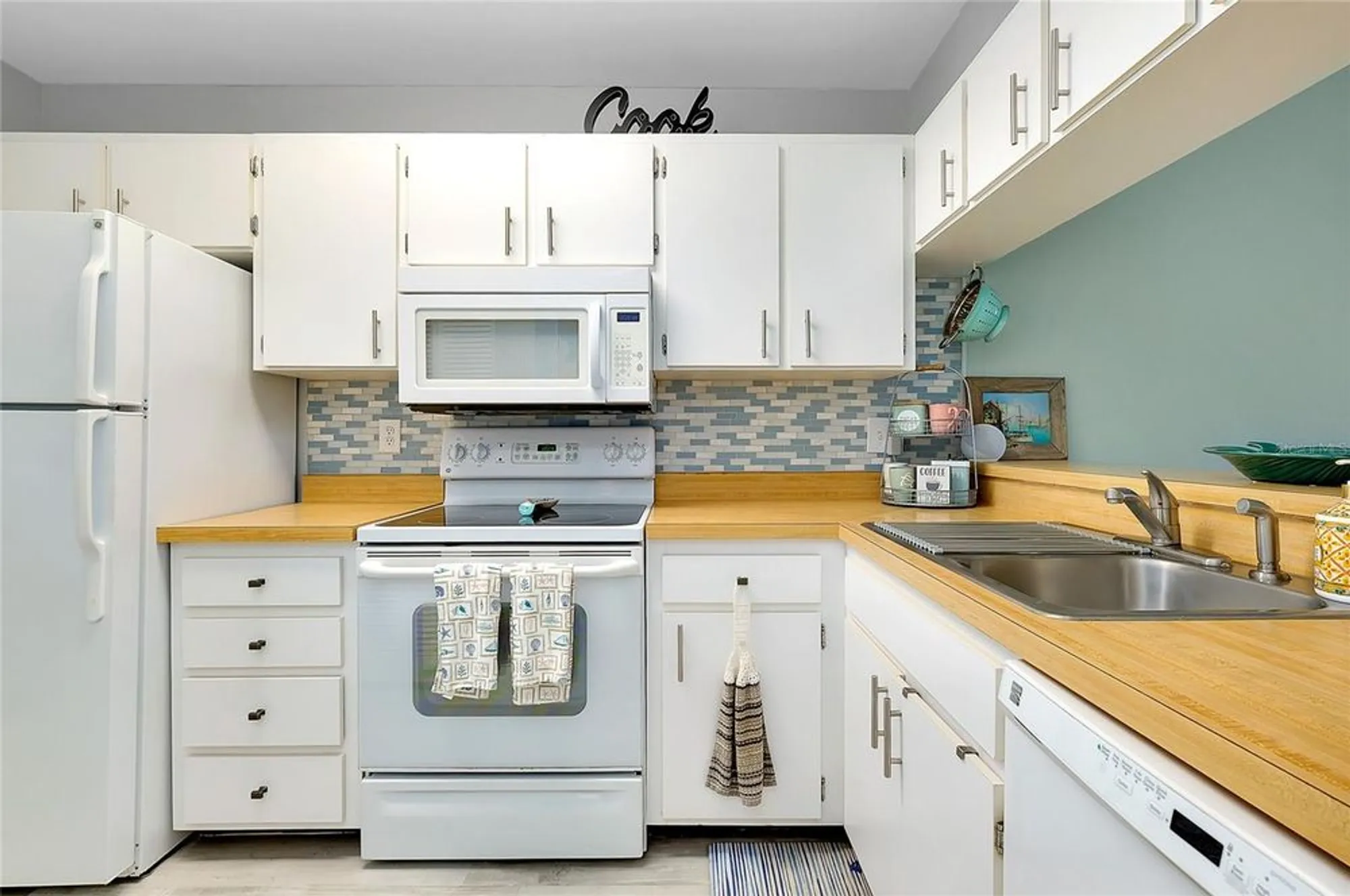 Property Slideshow image 8 of 36 | 410 cerromar cir 240, Venice, FL, 34293