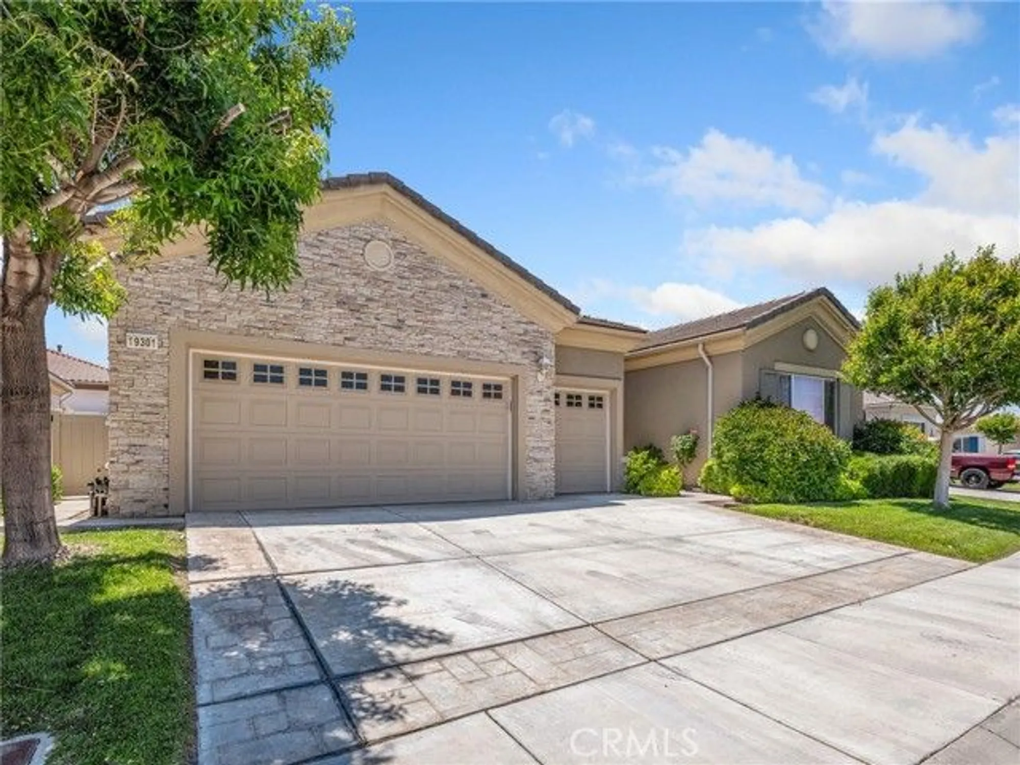 Property Slideshow image 3 of 38 | 19301 galloping hill rd, Apple Valley, CA, 92308