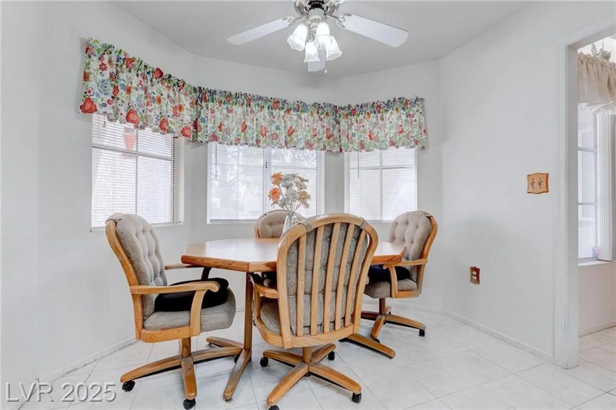 Property Slideshow image 25 of 42 | 2541 desert glen dr, Las Vegas, NV, 89134