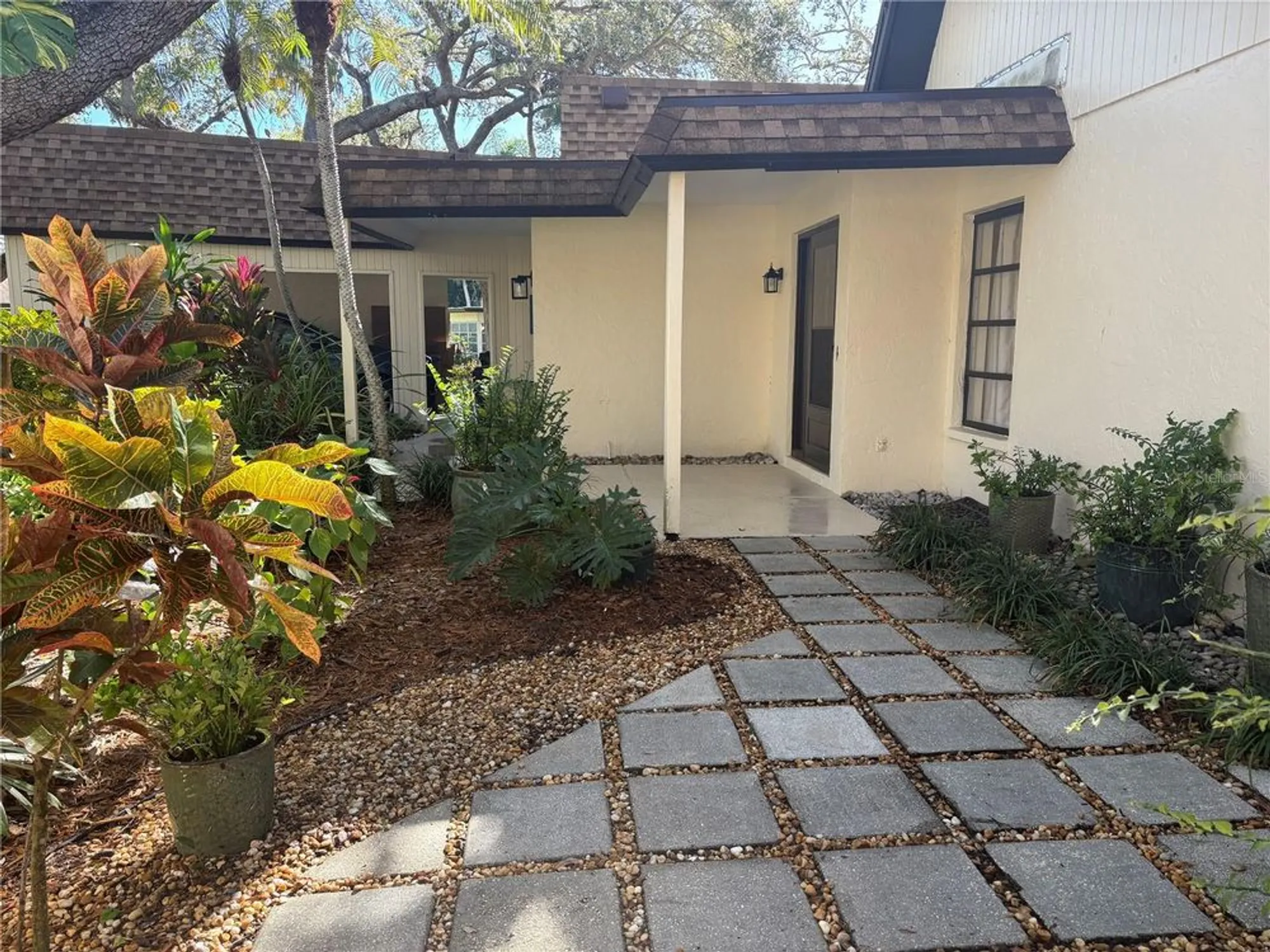 Property Slideshow image 1 of 31 | 2237 circlewood dr 18, Sarasota, FL, 34231